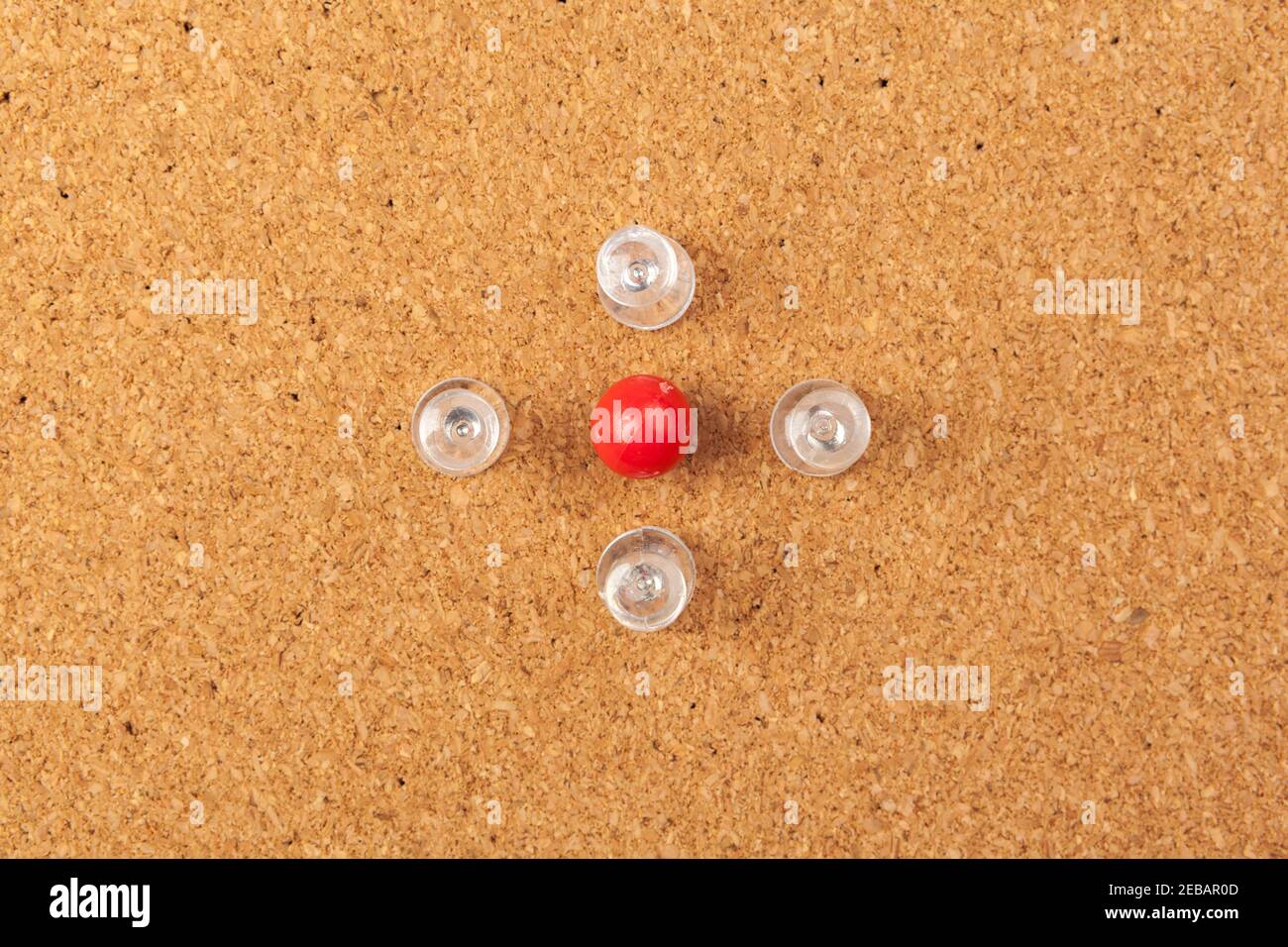 Gruppo di thumbtacks imperniata sulla bacheca Foto Stock