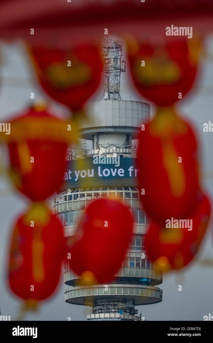 Londra, Regno Unito. 12 Feb 2021. La torre BT mostra un messaggio - proteggere i tuoi cari dai cambiamenti climatici - a nome della Coalizione del clima, che è anche ben programmata per la Giornata di San Valentino - sopra il Capodanno cinese che celebra l'anno dell'Ox, a Chinatown. Credit: Guy Bell/Alamy Live News Foto Stock