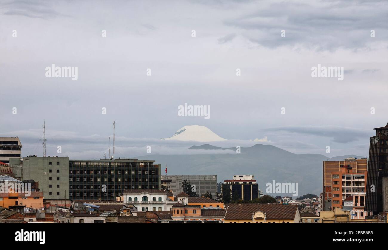 Cayambe, Volcan Cayambe, vulcano, Cordillera Central, Ande ecuadoriane, Solo montagna innevata su equatore, visto da Quito, edifici della città, crepuscolo, c. Foto Stock