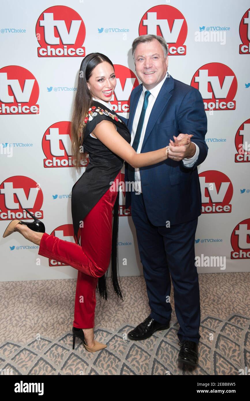 Ed Balls e Katya Jones arrivano al TV Choice Awards 2016 al Dorchester Hotel, Londra. Foto Stock