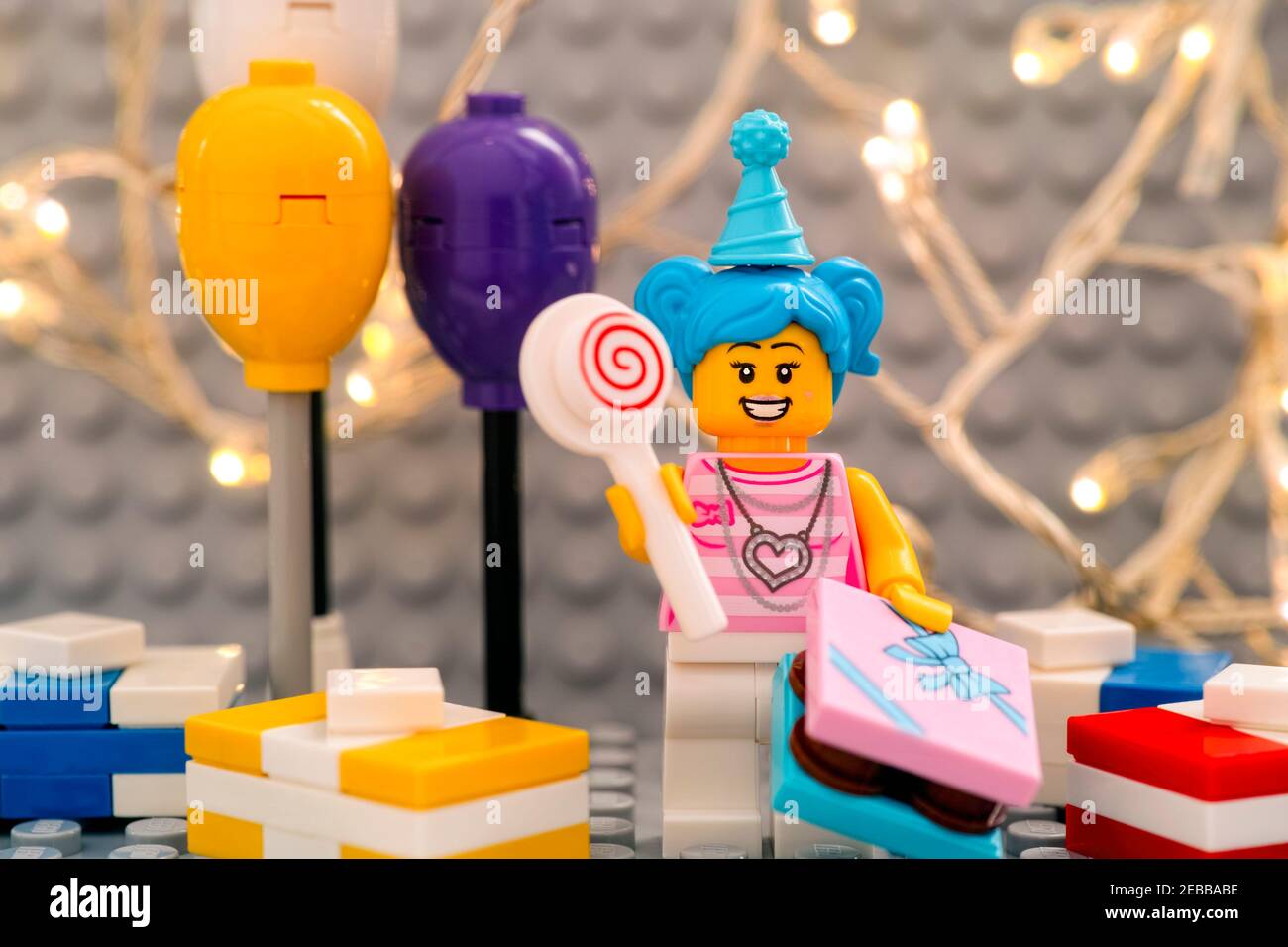 Tambov, Federazione Russa - 17 gennaio 2021 Lego compleanno ragazza  minififigura con lollipop, regali e palloncini contro la piastra di base  grigia con li natale Foto stock - Alamy