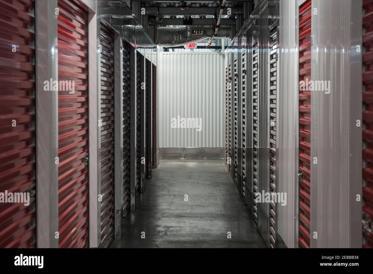 Interno vuoto di Self Storage con porte rosse Foto Stock