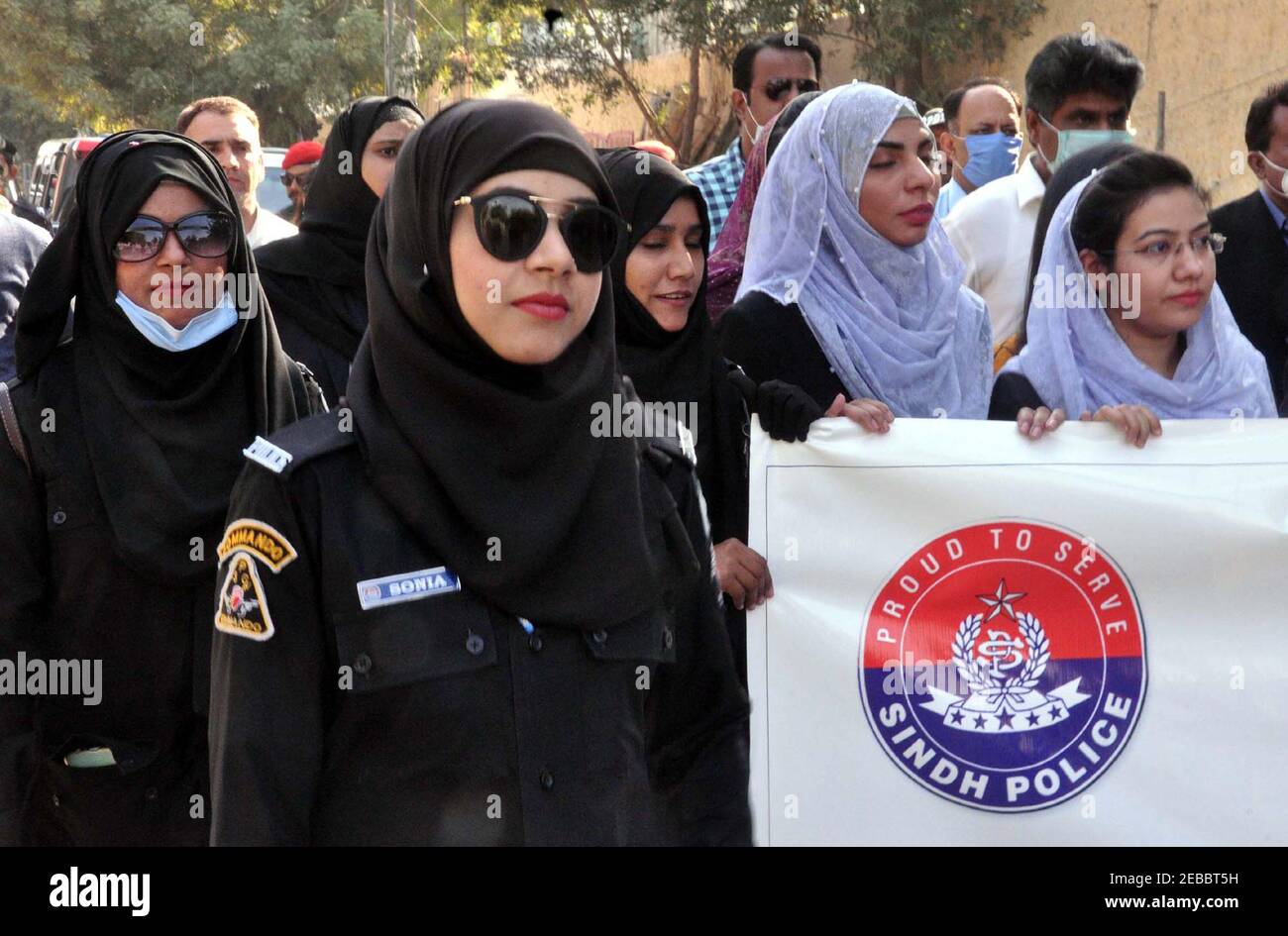 I membri del Centro per la protezione delle Donne Sindh stanno organizzando una passeggiata per promuovere l'uguaglianza in occasione della Giornata Nazionale delle Donne, a Hyderabad, venerdì 12 febbraio 2021. Foto Stock