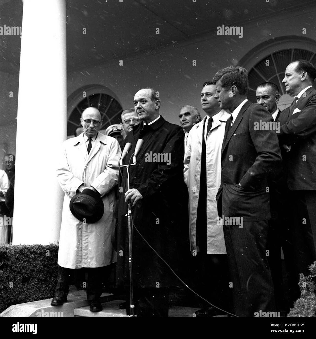 Cerimonia di benvenuto al ritorno della delegazione degli Stati Uniti alla Conferenza di Punta del Este, alle 14:10. Il Segretario di Stato Dean Rusk parla del ritorno della delegazione alla Conferenza di Punta del Este in Uruguay. (L-R) Senatore Bourke Hickenlooper dell'Iowa; Aide navale al presidente Tazewell Shepard (per lo più nascosto); Rappresentante Chester Merrow del New Hampshire (parzialmente nascosto); Segretario Rusk; Senatore Wayne Morse dell'Oregon; Rappresentante Armistead Selden, Jr. Dell'Alabama; Presidente John F. Kennedy; Vice Presidente Lyndon B. Johnson; DeLesseps Morrison, Ambasciatore degli Stati Uniti presso gli organi Foto Stock