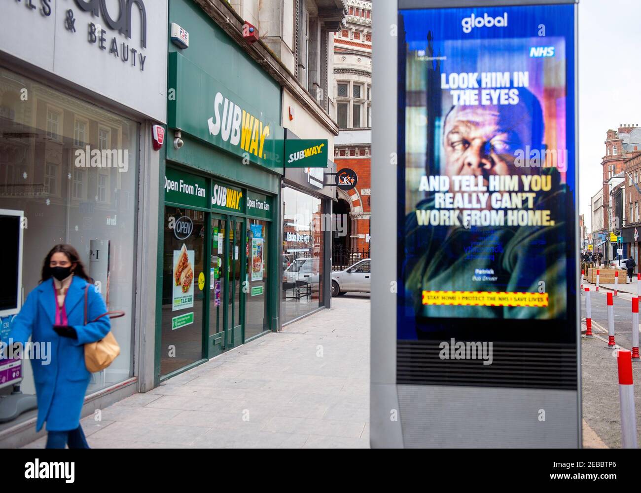 L'economia di strada continua a lottare con le restrizioni COVID-19 in vigore. Foto Stock