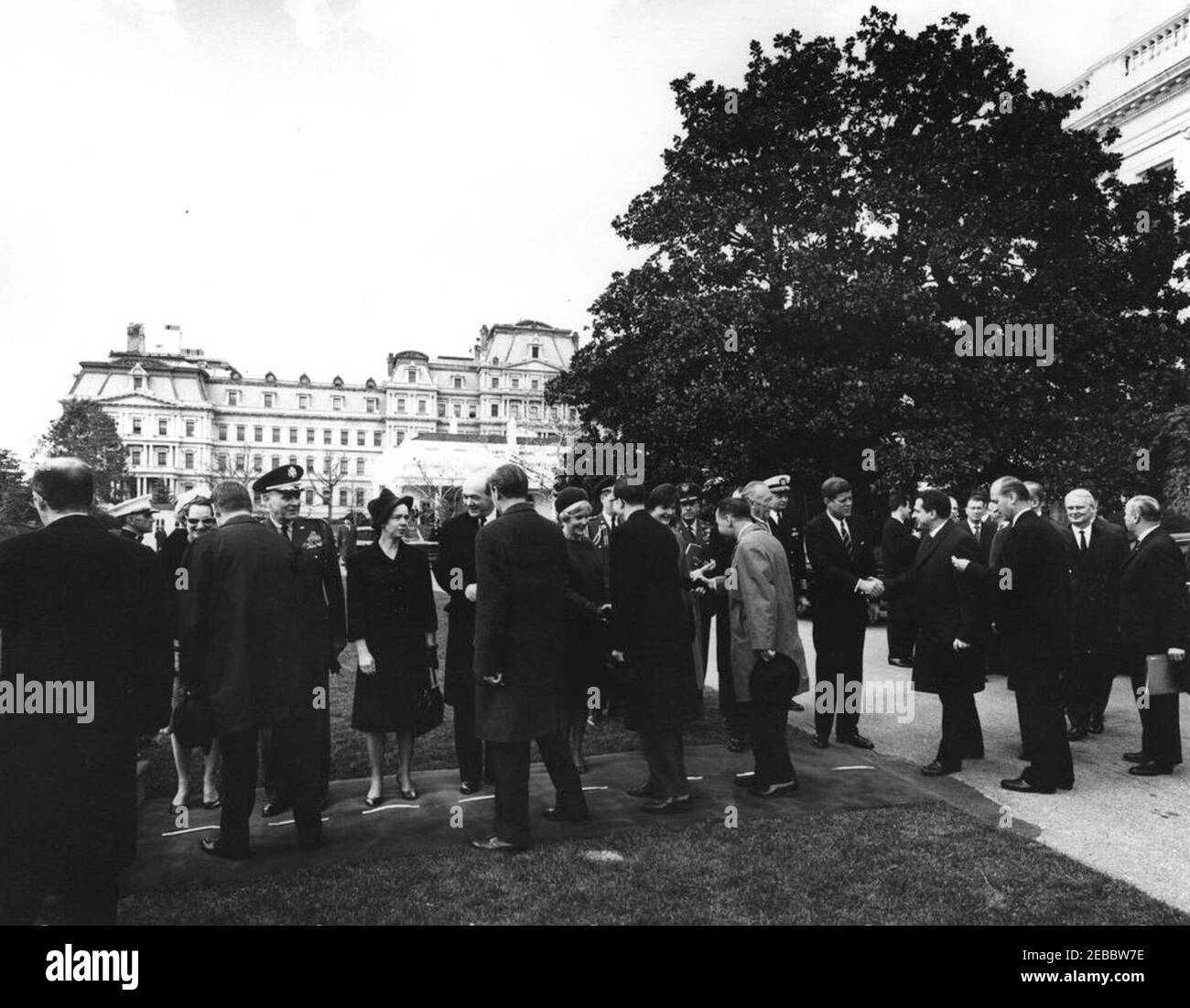 Cerimonie di arrivo per Konrad Adenauer, Cancelliere della Germania Occidentale, 10:45. Il Presidente John F. Kennedy e il Cancelliere della Germania occidentale, il Dott. Konrad Adenauer (entrambi a destra), salutano i dignitari della linea di ricevimento durante le cerimonie di arrivo in onore del Cancelliere Adenauer. Anche nella foto: First Lady Jacqueline Kennedy; Libeth Werhahn, figlia del Cancelliere Adenauer; Segretario di Stato degli Stati Uniti, Dean Rusk; Virginia Rusk; Presidente dei Capi di Stato congiunti, Generale Maxwell D. Taylor; Lydia Taylor; Capo di protocollo degli Stati Uniti, Angier Biddle Duke; Aide militare al Presidente, Generale Chester V. Clifton; Foto Stock