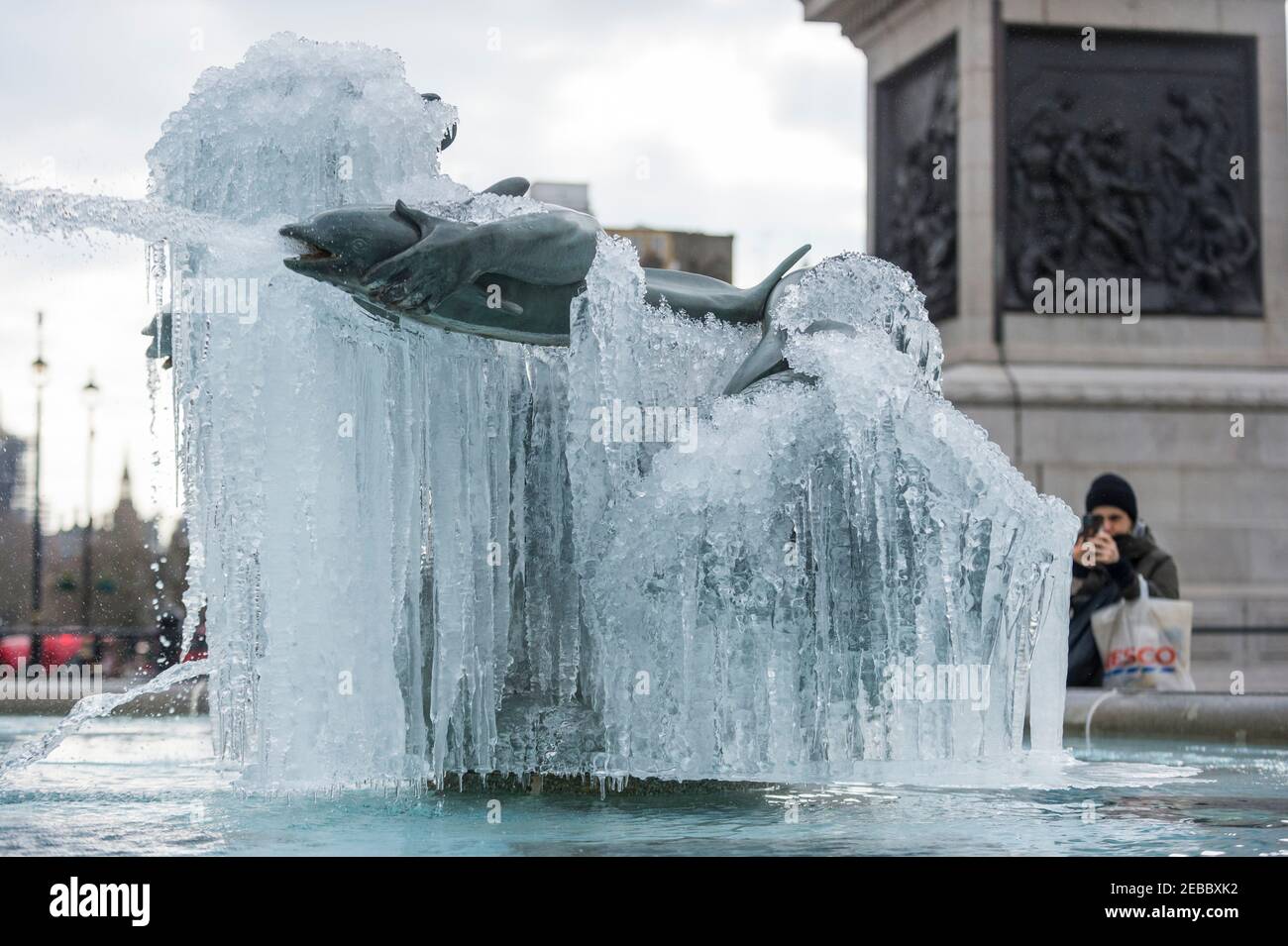 Londra, Regno Unito. 12 febbraio 2021. UK Weather: Una fontana ghiacciata in Trafalgar Square, mentre il clima freddo portato da Storm Darcy continua. Credit: Stephen Chung / Alamy Live News Foto Stock