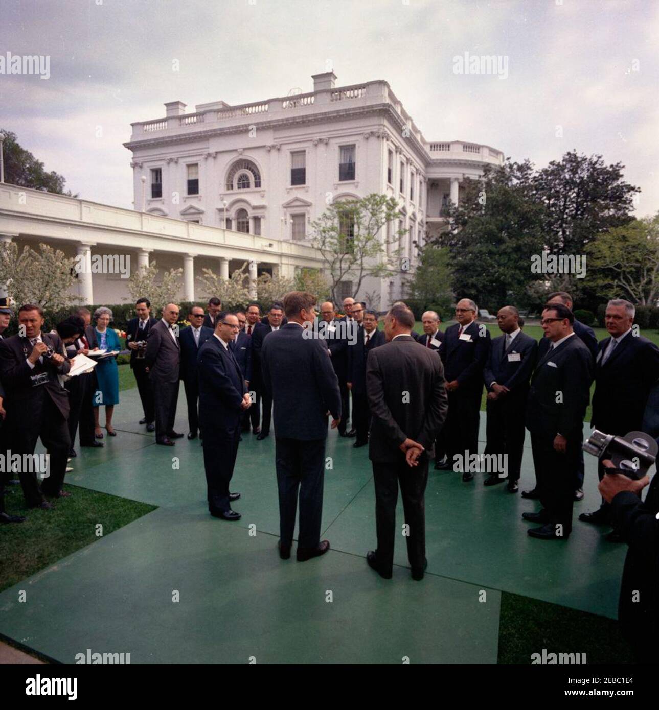 Visita dei Ministri della Salute delle Repubbliche Latinoamericane, ore 10:00. Il Presidente John F. Kennedy visita con i Ministri della Salute delle Repubbliche Latinoamericane nel Giardino delle Rose. Tra i visitatori presenti: Ministro del Welfare e della Sanità pubblica argentina, Dott. Tiburcio Padilla; Direttore del Servizio sanitario Nazionale della Bolivia, Dr. Francisco Torres Bracamonte; Ministro della Sanità del Brasile, Dr. Paulo Pinheiro Chagas; Ministro della Sanità pubblica del Cile, Dr. Benjamu00edn Cid; Ministro della Sanità pubblica della Colombia, Dott. Josu00e9 Fu00e9lix Patiu00f1o; Ministro della Sanità pubblica di Costa Ric Foto Stock