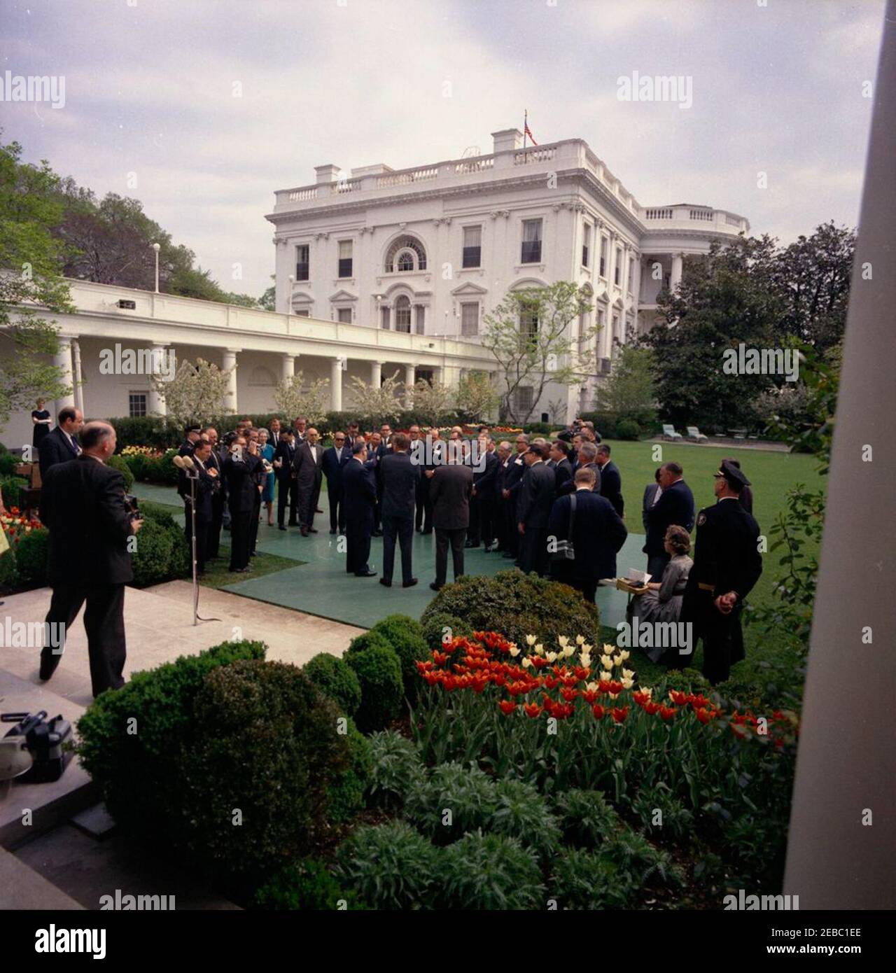 Visita dei Ministri della Salute delle Repubbliche Latinoamericane, ore 10:00. Il Presidente John F. Kennedy visita con i Ministri della Salute delle Repubbliche Latinoamericane nel Giardino delle Rose. Tra i visitatori presenti: Ministro del Welfare e della Sanità pubblica argentina, Dott. Tiburcio Padilla; Direttore del Servizio sanitario Nazionale della Bolivia, Dr. Francisco Torres Bracamonte; Ministro della Sanità del Brasile, Dr. Paulo Pinheiro Chagas; Ministro della Sanità pubblica del Cile, Dr. Benjamu00edn Cid; Ministro della Sanità pubblica della Colombia, Dott. Josu00e9 Fu00e9lix Patiu00f1o; Ministro della Sanità pubblica di Costa Ric Foto Stock