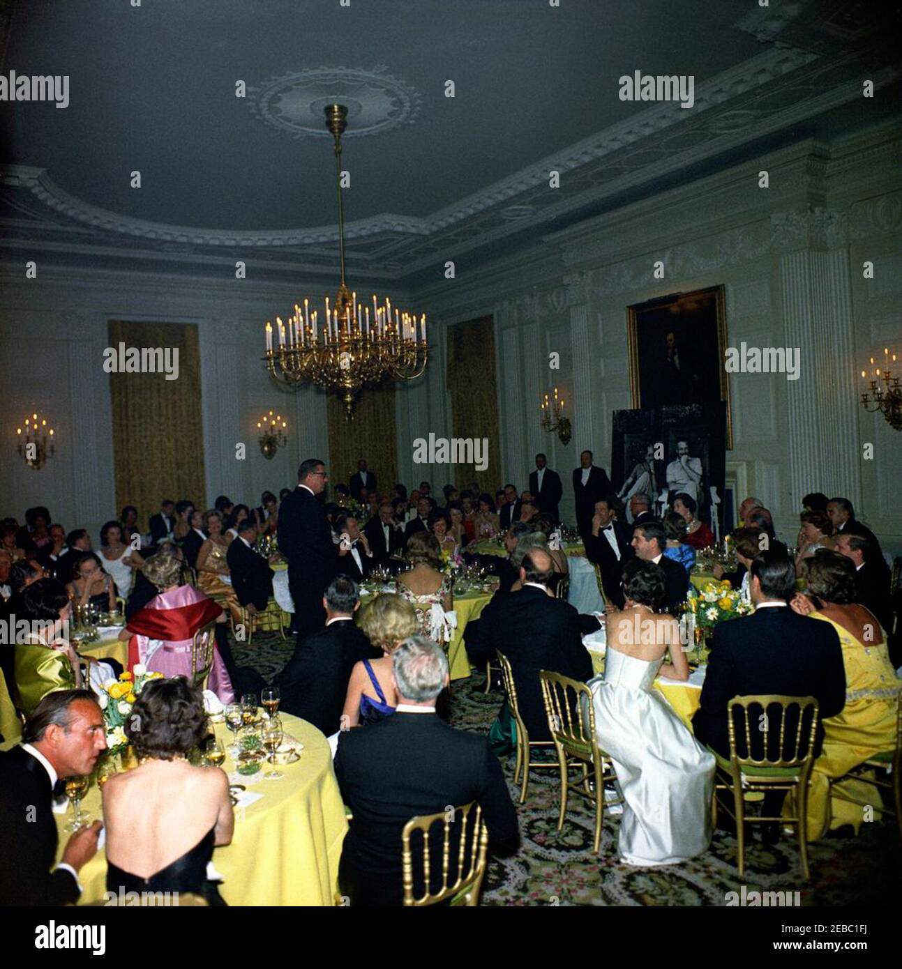 Cena in onore del Sig. U0026 Sig.ra Stephen E. Smith, 20:00. Gli ospiti assistono a una cena in onore di Stephen E. Smith e Jean Kennedy Smith. State Dining Room, White House, Washington, D.C. Foto Stock