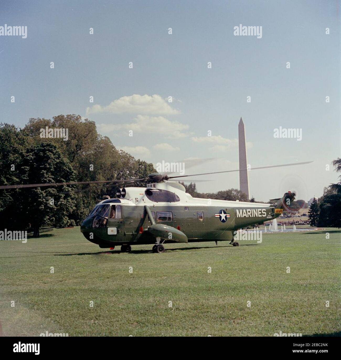 Cerimonia che segna la partenza del Vicepresidente Lyndon B. Johnsonu0027s (LBJ) in un viaggio di buona volontà, alle 15:30. Un elicottero americano Marines siede sul prato meridionale della Casa Bianca, prima della partenza del Vice Presidente Lyndon B. Johnsonu2019 per un viaggio di buona volontà in Libano, Iran, Turchia, Grecia, Cipro e Italia. Il monumento di Washington è visibile sullo sfondo. Washington, D.C. Foto Stock