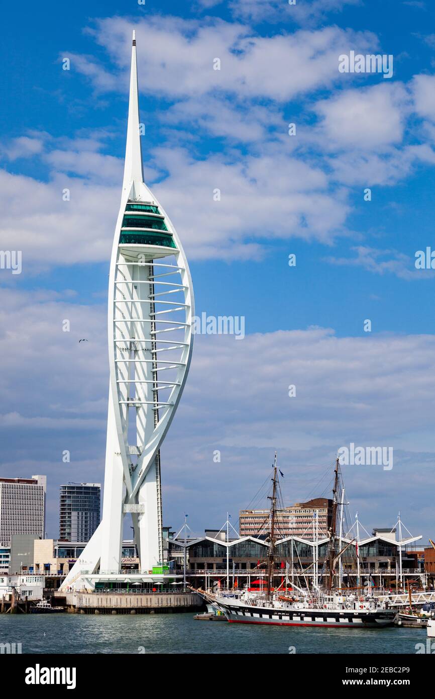 Spinnaker Tower a Portsmouth dall'acqua Foto Stock