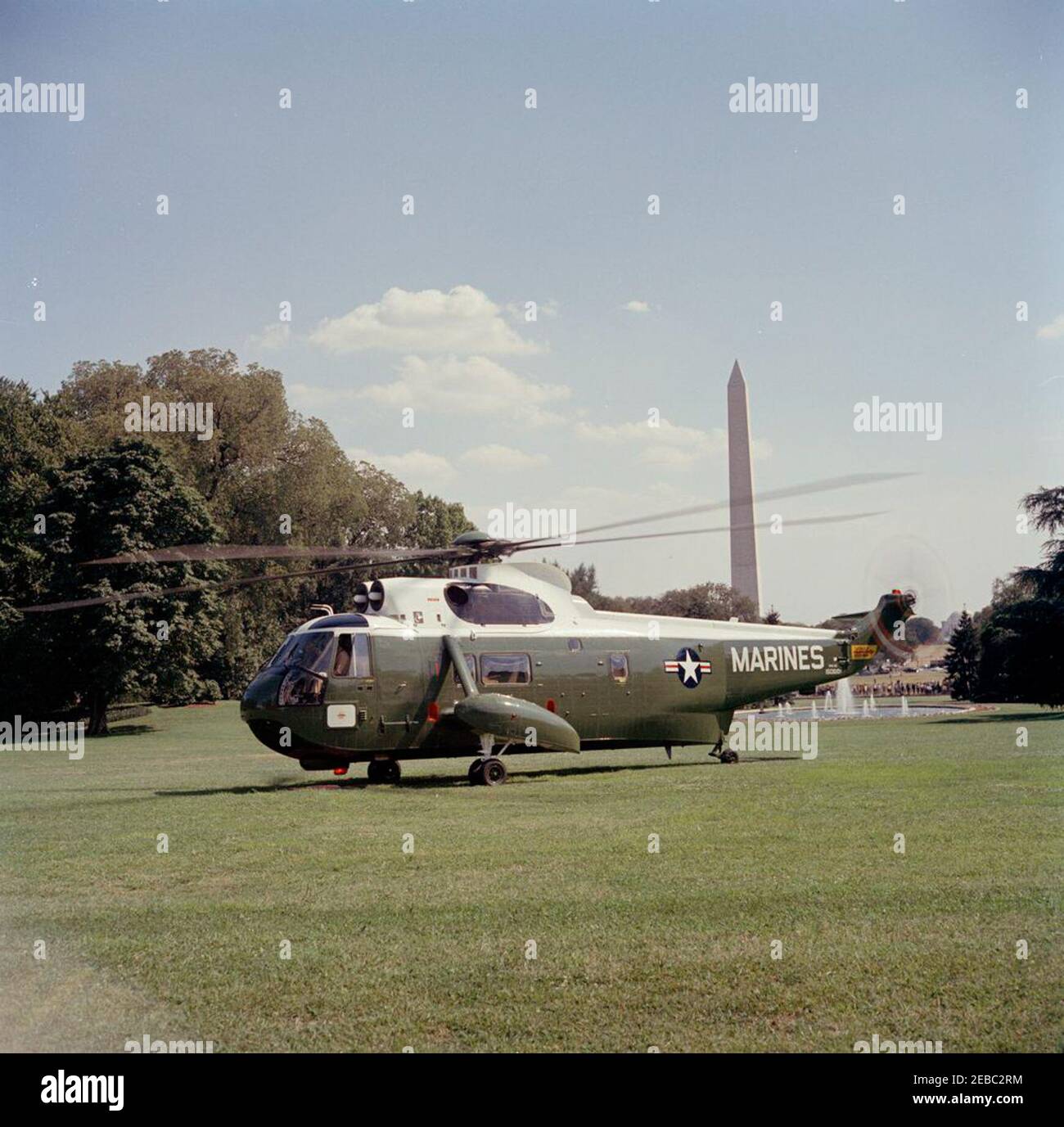 Cerimonia che segna la partenza del Vicepresidente Lyndon B. Johnsonu0027s (LBJ) in un viaggio di buona volontà, alle 15:30. Un elicottero americano Marines siede sul prato meridionale della Casa Bianca, prima della partenza del Vice Presidente Lyndon B. Johnsonu2019 per un viaggio di buona volontà in Libano, Iran, Turchia, Grecia, Cipro e Italia. Il monumento di Washington è visibile sullo sfondo. Washington, D.C. Foto Stock