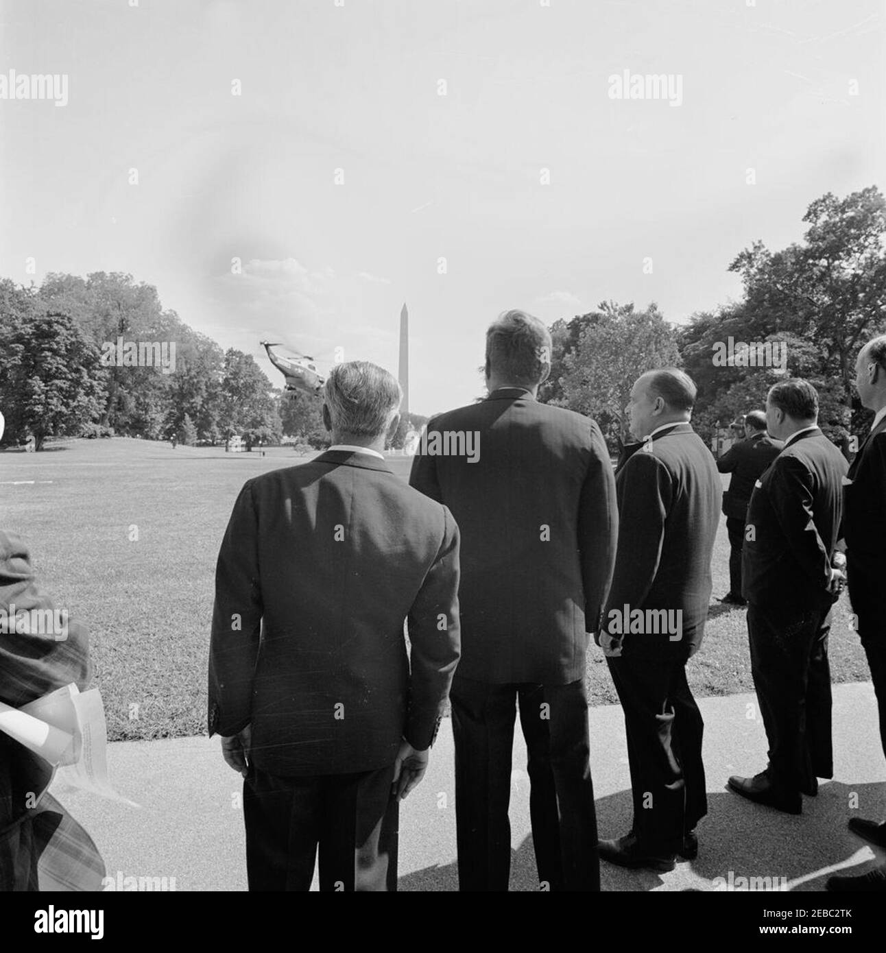 Cerimonia che segna la partenza del Vicepresidente Lyndon B. Johnsonu0027s (LBJ) in un viaggio di buona volontà, alle 15:30. Il presidente John F. Kennedy guarda come l'elicottero del vice presidente Lyndon B. Johnsonu2019s parte dal prato del sud per il suo viaggio di buona volontà in Libano, Iran, Turchia, Grecia, Cipro e Italia. Nella foto: Ambasciatore d'Italia, Sergio Fenoaltea; Ambasciatore del Nicaragua e Decano del corpo Diplomatico, Dr. Guillermo Sevilla-Sacasa; Ambasciatore del Libano, Ibrahim Hussein el-Ahdab (al-Ahdab). White House, Washington, D.C. Foto Stock