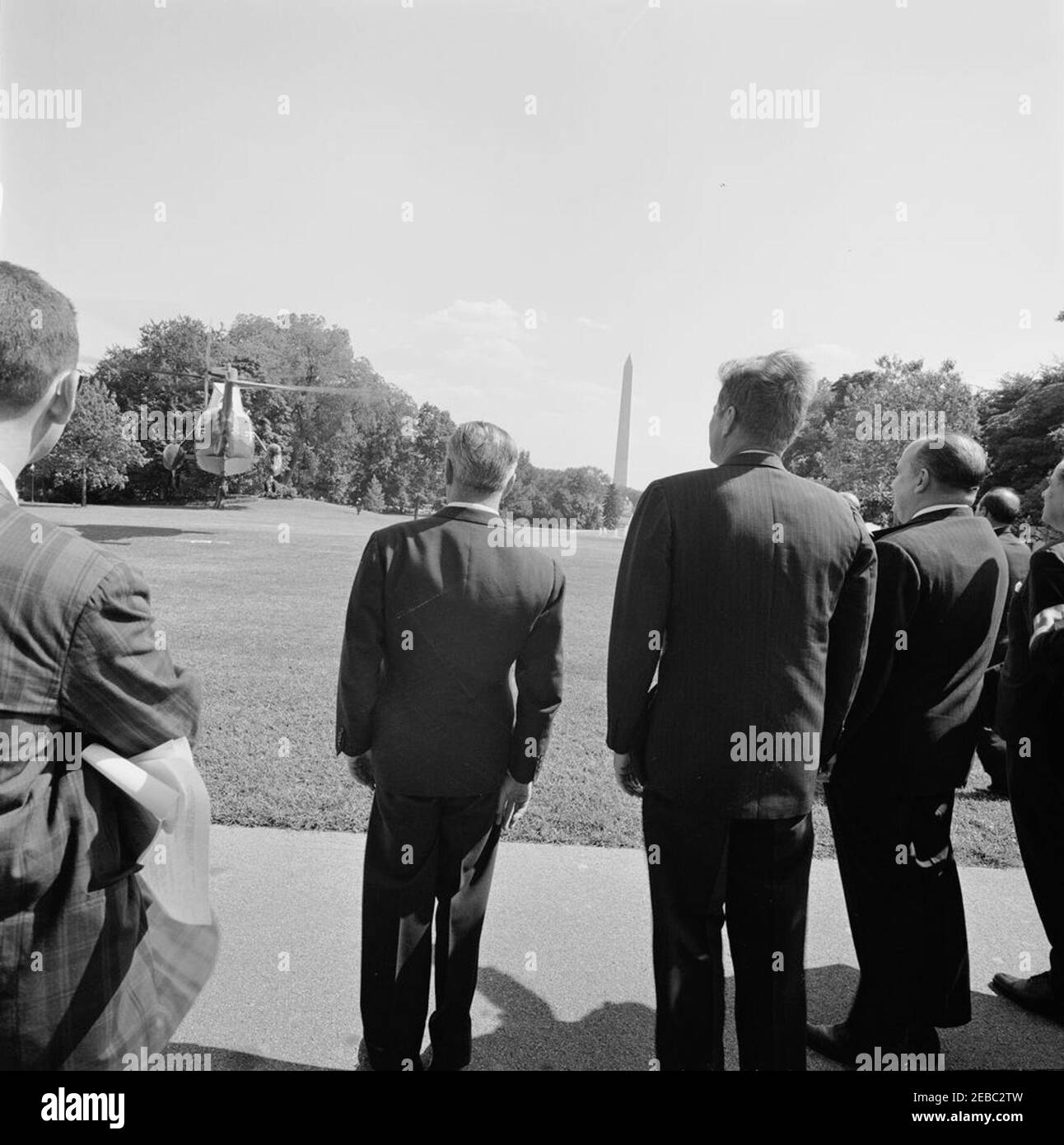 Cerimonia che segna la partenza del Vicepresidente Lyndon B. Johnsonu0027s (LBJ) in un viaggio di buona volontà, alle 15:30. Il presidente John F. Kennedy guarda come l'elicottero del vice presidente Lyndon B. Johnsonu2019s parte dal prato del sud per il suo viaggio di buona volontà in Libano, Iran, Turchia, Grecia, Cipro e Italia. Nella foto: Ambasciatore d'Italia, Sergio Fenoaltea; Ambasciatore del Nicaragua e Decano del corpo Diplomatico, Dr. Guillermo Sevilla-Sacasa; Ambasciatore del Libano, Ibrahim Hussein el-Ahdab (al-Ahdab). White House, Washington, D.C. Foto Stock
