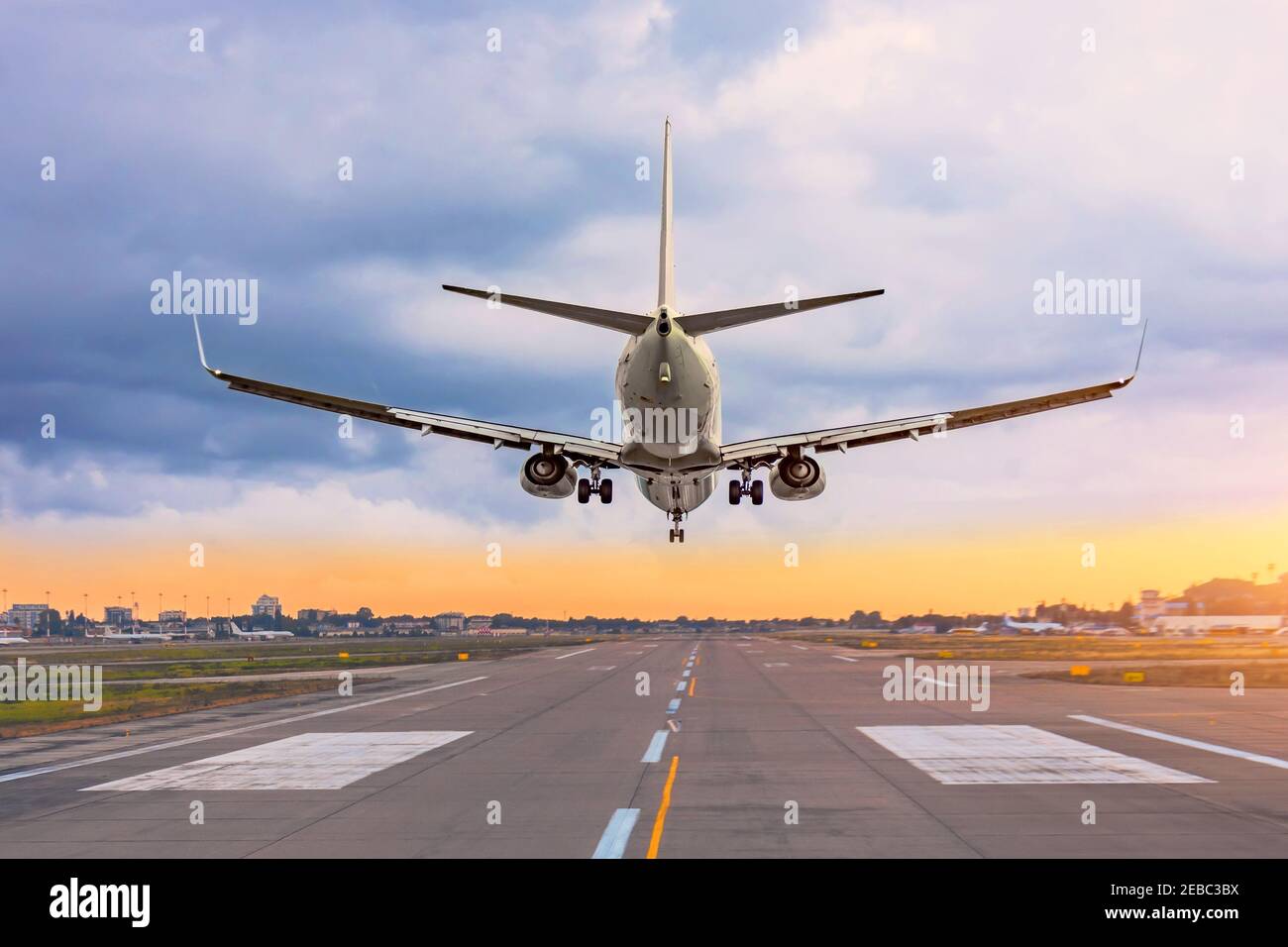 Approccio di pista in un aeroporto rurale negli Stati Uniti orientali. Foto Stock