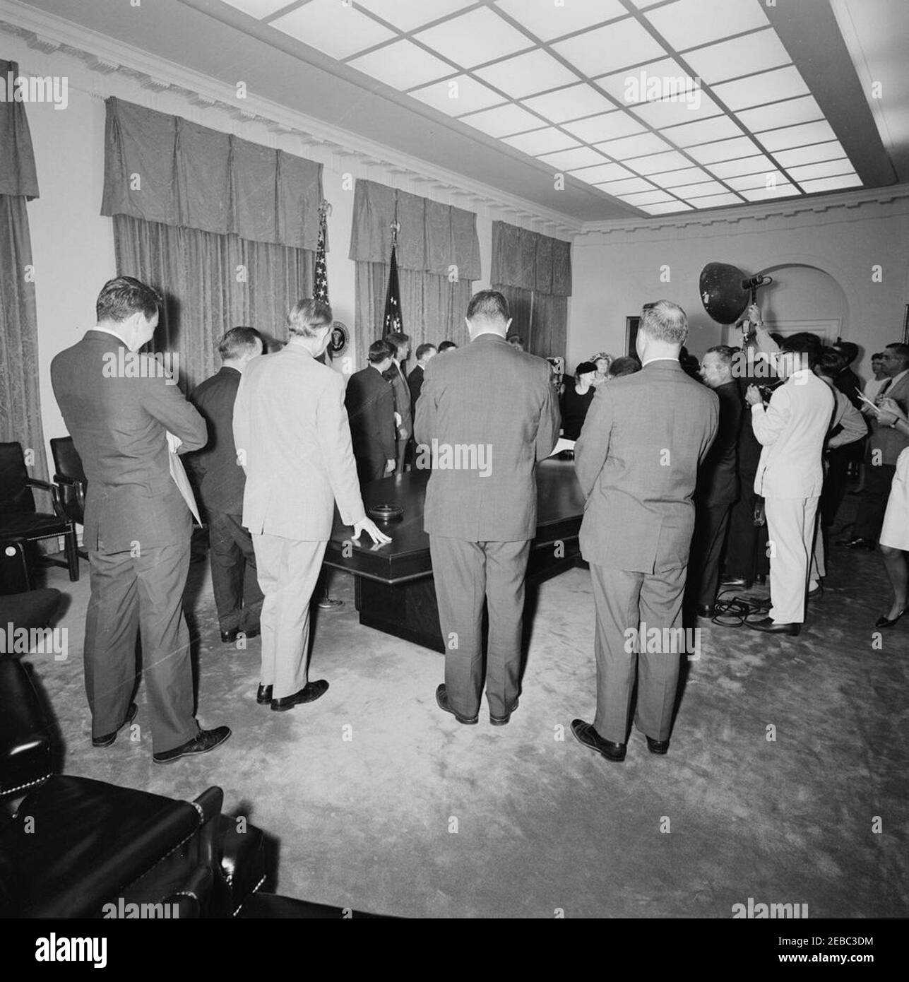 Cerimonia di giuramento, James Ramey u0026 John Palfrey, membri della Commissione per l'energia atomica (AEC), 12:30. Vista della cerimonia di giuramento per i membri della Commissione per l'energia atomica (AEC), James T. Ramey e John G. Palfrey, nella Sala del Gabinetto della Casa Bianca, Washington, D.C.; fotografi e membri della stampa osservano a destra. Tra le foto figurano: Il presidente John F. Kennedy; James N. Ramey; i nuovi commissari AEC, James T. Ramey e John G. Palfrey; l'assistente esecutivo della Casa Bianca, Herbert L. Miller; Sarah Palfrey Danzig; Belle Roosevelt; metil Oakes Pal Foto Stock