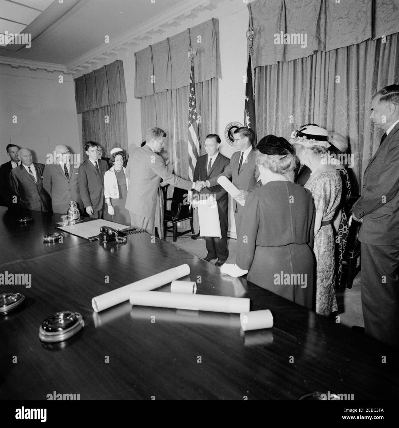 Cerimonia di giuramento, James Ramey u0026 John Palfrey, membri della Commissione per l'energia atomica (AEC), 12:30. Il presidente John F. Kennedy si congratula con i membri della Commissione per l'energia atomica (AEC), James T. Ramey e John G. Palfrey, dopo il loro giuramento. Da sinistra a destra: Senatore Henry M. u201cScoopu201d Jackson (Washington); non identificato; Presidente del Comitato misto per l'energia atomica, Rappresentante Chet Holifield (California); James N. Ramey; non identificato (in dietro, parzialmente nascosto); Drucilla Ramey; Presidente Kennedy; nuovi commissari AEC, James T. Ramey e John G. Palfre Foto Stock