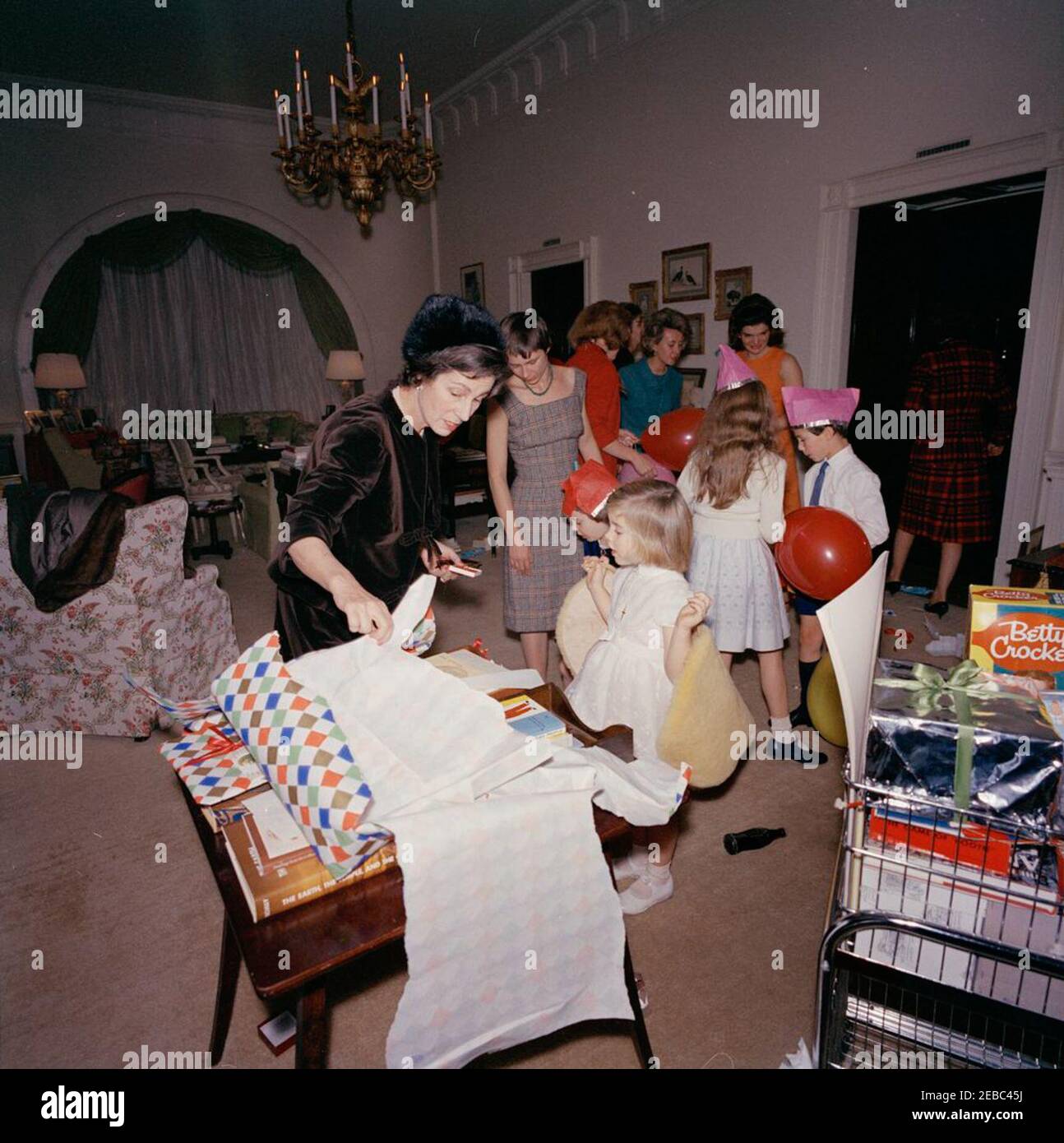 Festa di compleanno per Caroline Kennedy e John F. Kennedy, Jr. Caroline Kennedy visita con sua nonna, Janet Auchincloss, durante una festa di compleanno congiunta per lei e suo fratello, John F. Kennedy, Jr.; First Lady Jacqueline Kennedy si trova a destra sullo sfondo. West sitting Hall, Casa Bianca, Washington, D.C. Foto Stock