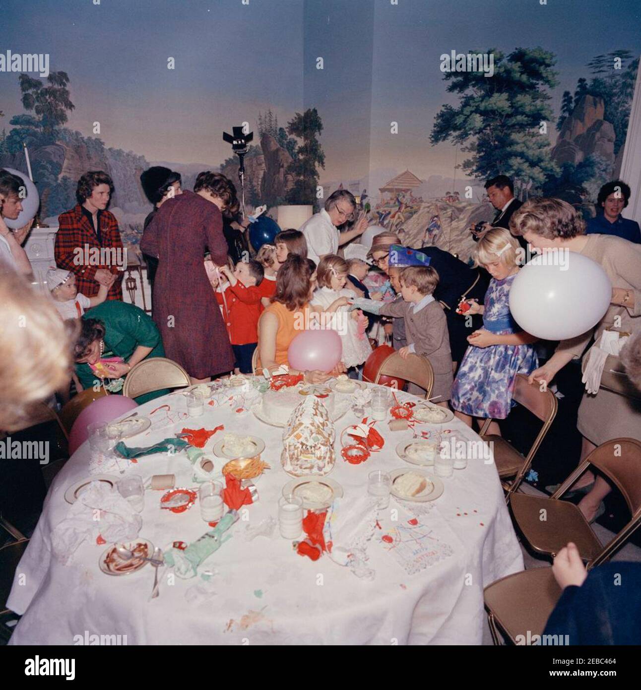 Festa di compleanno per Caroline Kennedy e John F. Kennedy, Jr. Caroline Kennedy (centro) visita con gli ospiti durante una festa di compleanno congiunta per lei e suo fratello, John F. Kennedy, Jr; First Lady Jacqueline Kennedy siede a sinistra di sua figlia. Anche nella foto: Maria Shriver; Avery Hatcher, figlio del Segretario della Stampa associato, Andrew T. Hatcher; amico della famiglia Kennedy, Shawn fragile; Eunice Kennedy Shriver; Janet Auchincloss; fotografo della Casa Bianca, Capitano Cecil Stoughton. Presidentu2019s Dining Room (Residence), Casa Bianca, Washington, D.C. Foto Stock