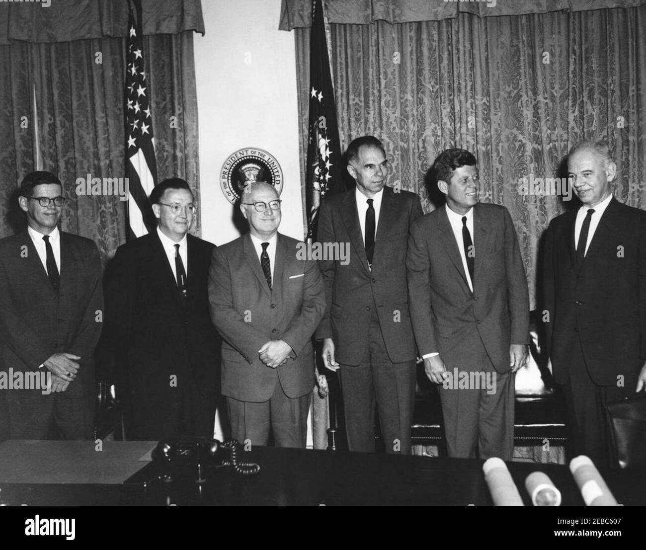 Cerimonia di giuramento, James Ramey u0026 John Palfrey, membri della Commissione per l'energia atomica (AEC), 12:30. Il presidente John F. Kennedy è membro della Commissione per l'energia atomica (AEC), durante la cerimonia di giuramento per i commissari AEC, James T. Ramey e John G. Palfrey. Da sinistra a destra: Nuovi commissari AEC, John G. Palfrey e James T. Ramey; Presidente del Comitato misto per l'energia atomica, Rappresentante Chet Holifield (California); Presidente dell'AEC, Dr. Glenn T. Seaborg; Presidente Kennedy; Commissario AEC, Dr. Leland J. Haworth. Camera armadio, Casa Bianca, lavatrice Foto Stock