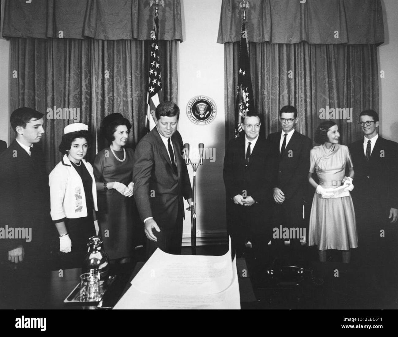 Cerimonia di giuramento, James Ramey u0026 John Palfrey, membri della Commissione per l'energia atomica (AEC), 12:30. Il presidente John F. Kennedy si prepara a presentare i certificati di nomina ai membri della Commissione per l'energia atomica (AEC), James T. Ramey e John G. Palfrey, dopo il loro giuramento. Da sinistra a destra: James N. Ramey; Drucilla Ramey; Dr. Estelle R. Ramey; Presidente Kennedy; nuovi commissari AEC, James T. Ramey e John G. Palfrey; Clochette Roosevelt Palfrey; John G. u0022Seanu0022 Palfrey, Jr. Cabinet Room, White House, Washington, D.C. Foto Stock