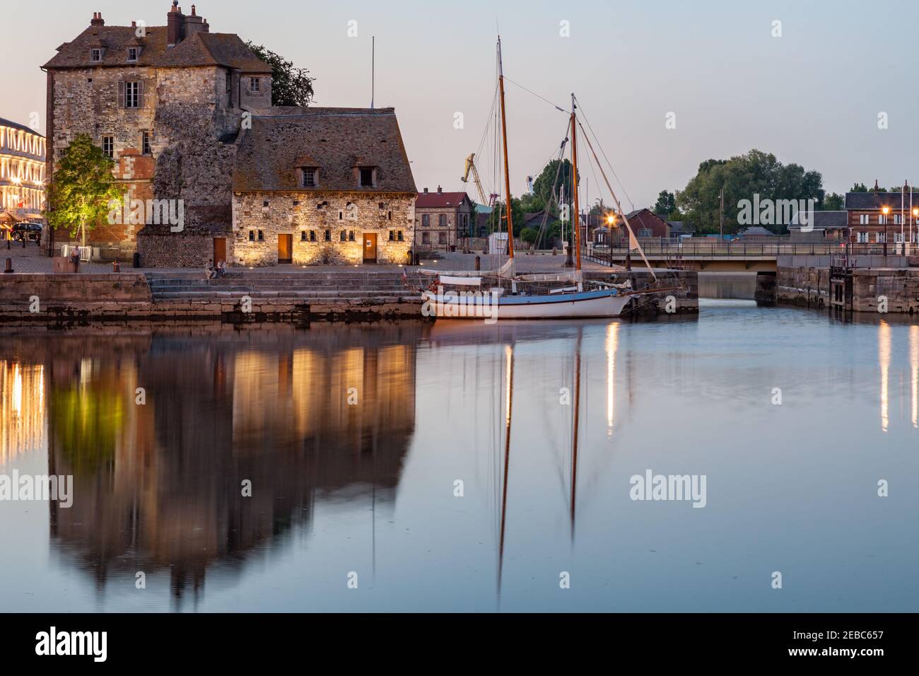 La Lieutenance e riflessione nel Porto Vecchio, Honfleur, Francia Foto Stock