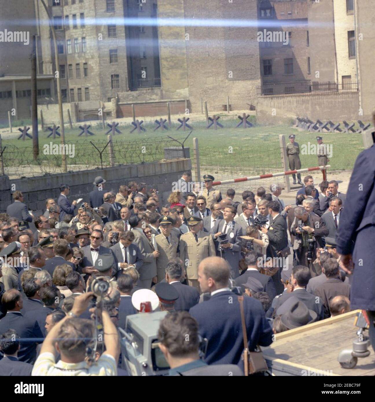 Viaggio in Europa: Germania, Berlino Ovest: Presidente Kennedy al Checkpoint Charlie, 12:05. Il presidente John F. Kennedy (in primo piano al centro a sinistra, di nuovo alla macchina fotografica) visita il muro di Berlino vicino a Checkpoint Charlie a Berlino ovest, Germania occidentale (Repubblica federale). Anche nella foto: Cancelliere della Germania occidentale, Konrad Adenauer; Sindaco di Berlino Ovest, Willy Brandt; Eunice Kennedy Shriver; Capo di protocollo degli Stati Uniti, Angier Biddle Duke; Ambasciatore degli Stati Uniti nella Germania occidentale, George C. McGhee; Segretario di Stato degli Stati Uniti, Dean Rusk; Agente di Servizio Segreto della Casa Bianca, Gerald A. u201cJerryu201d Behn. Foto Stock