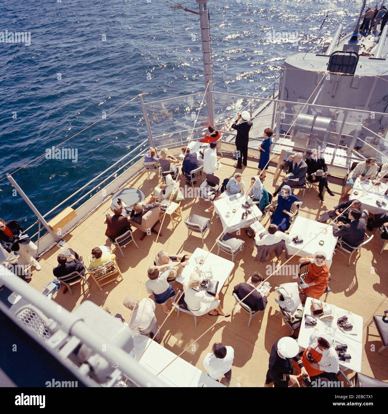 Il presidente Kennedy si accuda alla prima gara di Coppa Americau0027s. Il presidente John F. Kennedy (seduto a sinistra) guarda la prima gara della Americau0027s Cup 1962 a bordo della USS Joseph P. Kennedy, Jr., al largo della costa di Newport, Rhode Island. Anche nella foto: Sotto Segretario della Marina, Paul u0022Redu0022 Fay; John Forbes Kerry; Janet Jennings Auchincloss; Franklin D. Roosevelt, Jr.; Nuala Pell, moglie del senatore Claiborne Pell (Rhode Island); Julia Ann Shepard; Naval Aide al presidente, Capitano Tazewell Shepard; John Sherman (Kentucky); Senatore John O. Pastore (Rhode Island); Lu Foto Stock