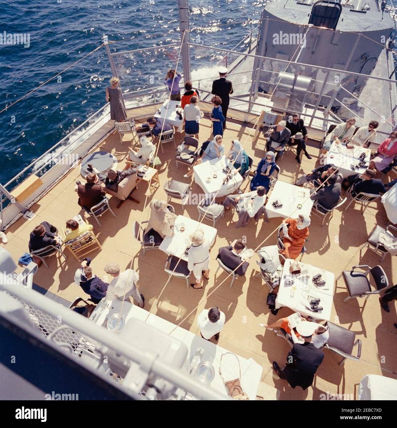 Il presidente Kennedy si accuda alla prima gara di Coppa Americau0027s. Il presidente John F. Kennedy e la First Lady Jacqueline Kennedy partecipano alla prima gara della Americau0027s Cup 1962 a bordo della USS Joseph P. Kennedy, Jr., al largo della costa di Newport, Rhode Island. Il presidente Kennedy (seduto a sinistra) guarda la corsa; la signora Kennedy (in basso a sinistra) visita con il capo del protocollo, Angier Biddle Duke. Anche nella foto: John Forbes Kerry; Janet Jennings Auchincloss; Franklin D. Roosevelt, Jr.; Nuala Pell, moglie del senatore Claiborne Pell (Rhode Island); Julia Ann Shepard; Naval Aide al presidente, Capitano Tazewell Shepa Foto Stock