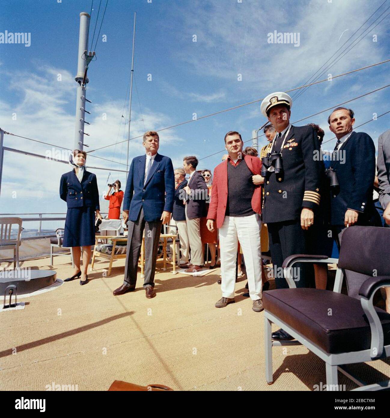 Il presidente Kennedy si accuda alla prima gara di Coppa Americau0027s. Il presidente John F. Kennedy e la First Lady Jacqueline Kennedy (entrambi a sinistra) guardano la prima gara della Coppa Americau0027s 1962 a bordo della USS Joseph P. Kennedy, Jr. Anche nella foto: Julia Ann Shepard; sotto la segretaria della Marina, Paul u0022Redu0022 Fay; Jamie Auchincloss; Janet Auchincloss; Segretario della stampa, Pierre Salinger; Naval Aide al Presidente, Capitano Tazewell Shepard; Rappresentante Fernand St. Germain (Rhode Island). Newport, Rhode Island. Foto Stock