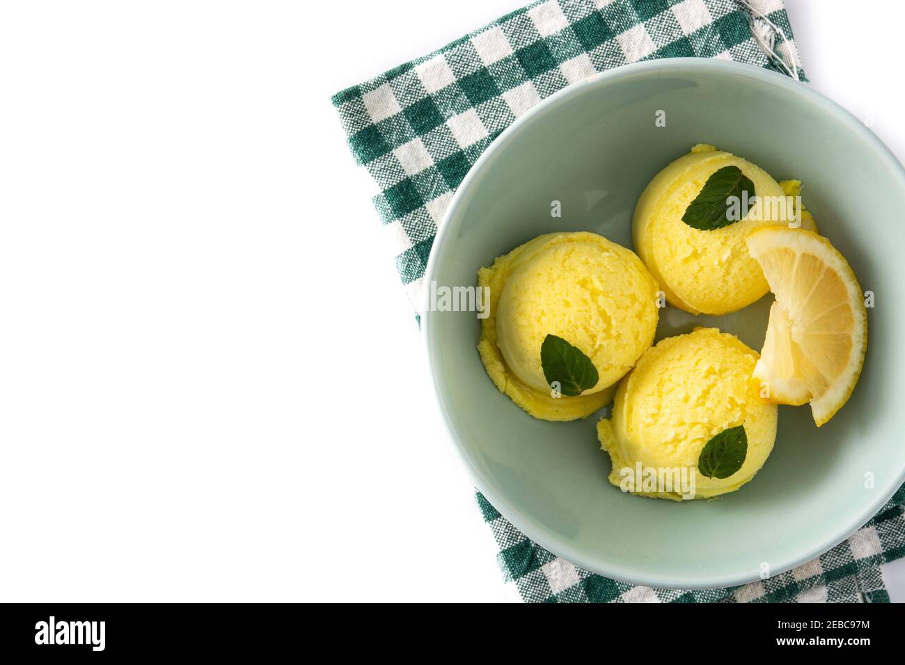 Paletta per gelato al limone decorata con foglie di menta in una ciotola isolato su sfondo bianco Foto Stock