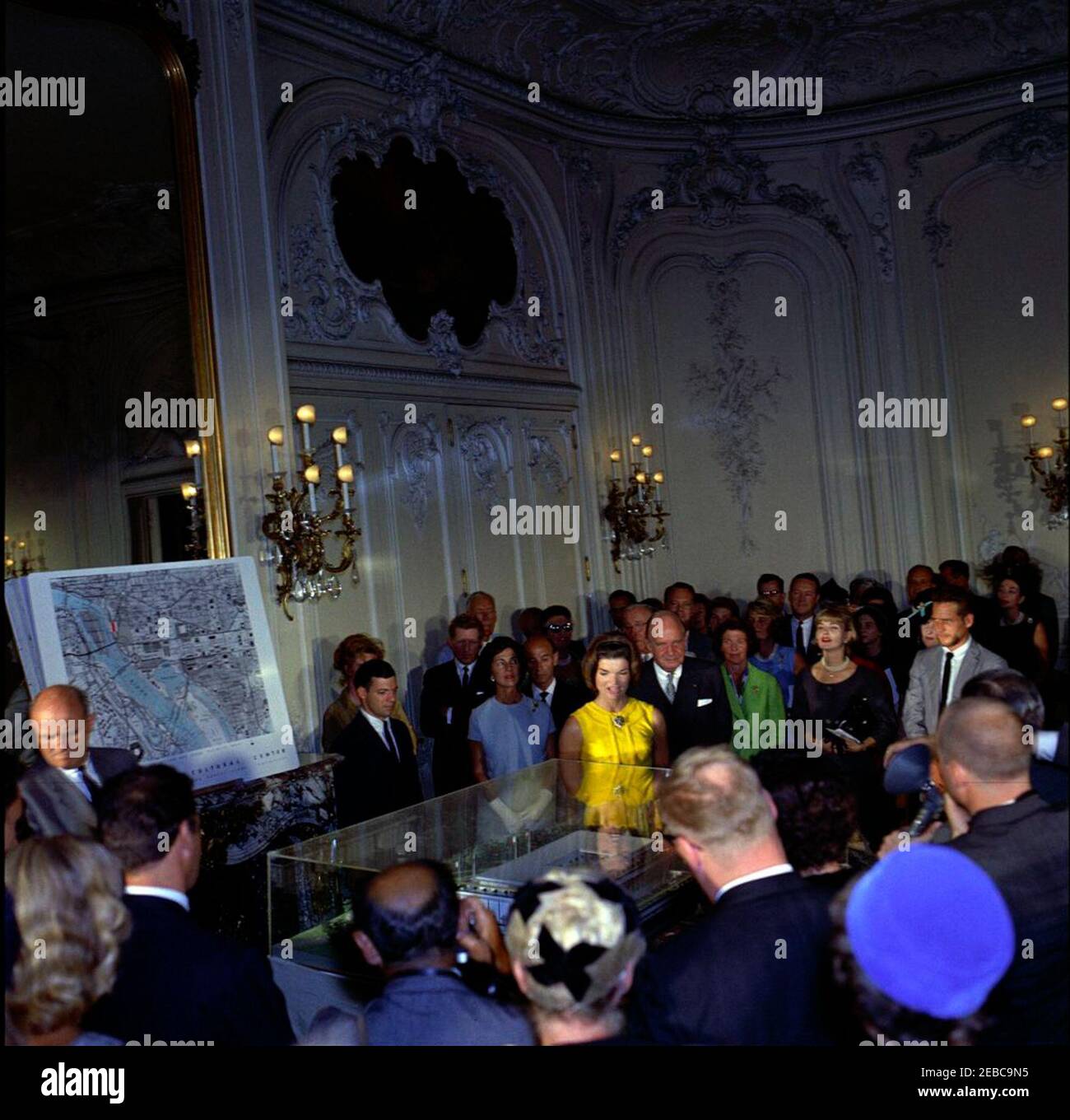 First Lady vede il modello del Centro Culturale Nazionale di Newport, Rhode Island. First Lady Jacqueline Kennedy (al centro, con abiti gialli), si affaccia su un modello architettonico del Centro Culturale Nazionale durante una cerimonia inaugurale presso il palazzo Elms a Newport, Rhode Island. Inoltre: Attrice, Geraldine Page; intrattenitore, Danny Kaye; presidente del Washington Area Campaign Committee per il Centro Culturale Nazionale, Janet Auchincloss; direttore musicale della Boston Symphony Orchestra, Erich Leinsdorf; Hugh D. Auchincloss; architetto, Edward Durell Stone; membro del Advisory Commit Foto Stock