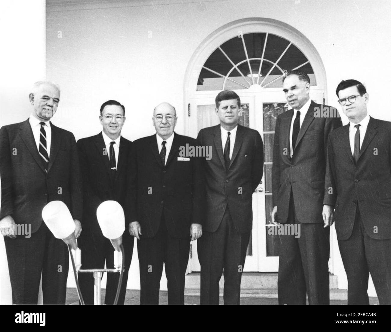 Presentazione del Premio Enrico fermi 1962 al Dott. Edward Teller, ore 12. Il presidente John F. Kennedy si pone con il presidente della Commissione per l'energia atomica degli Stati Uniti (AEC), Glenn T. Seaborg, e i commissari AEC, durante la presentazione del Premio Enrico fermi 1962 al fisico, Dr. Edward Teller. Da sinistra a destra: Dr. Leland J. Haworth; James T. Ramey; Robert E. Wilson; Presidente Kennedy; Presidente Seaborg; John G. Palfrey. Rose Garden, Casa Bianca, Washington, D.C. Foto Stock