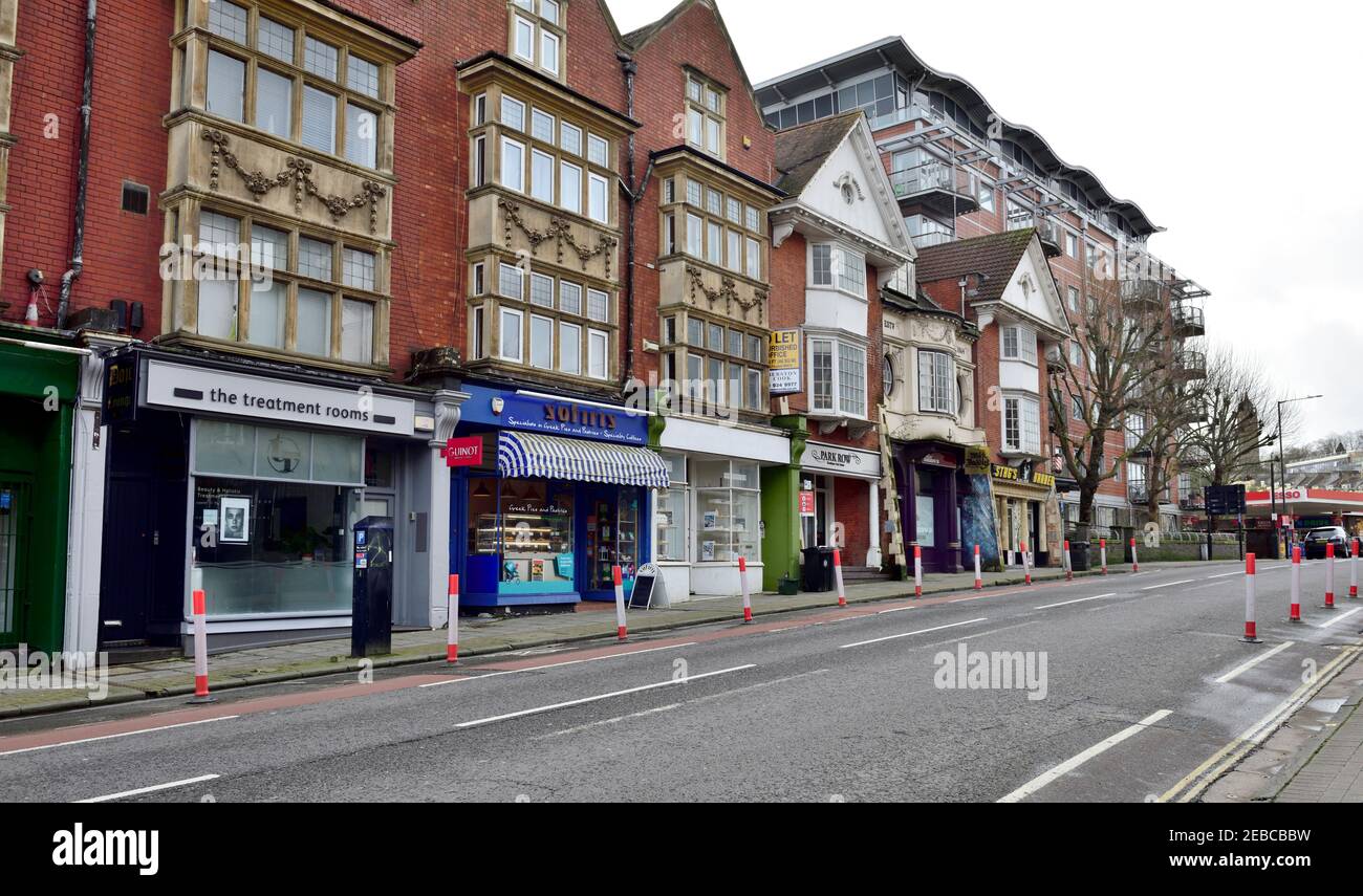 Strada alta con negozi e aziende chiuse a causa di blocco causato da covid-19 pandemic e segregating piste ciclabili, Regno Unito Foto Stock