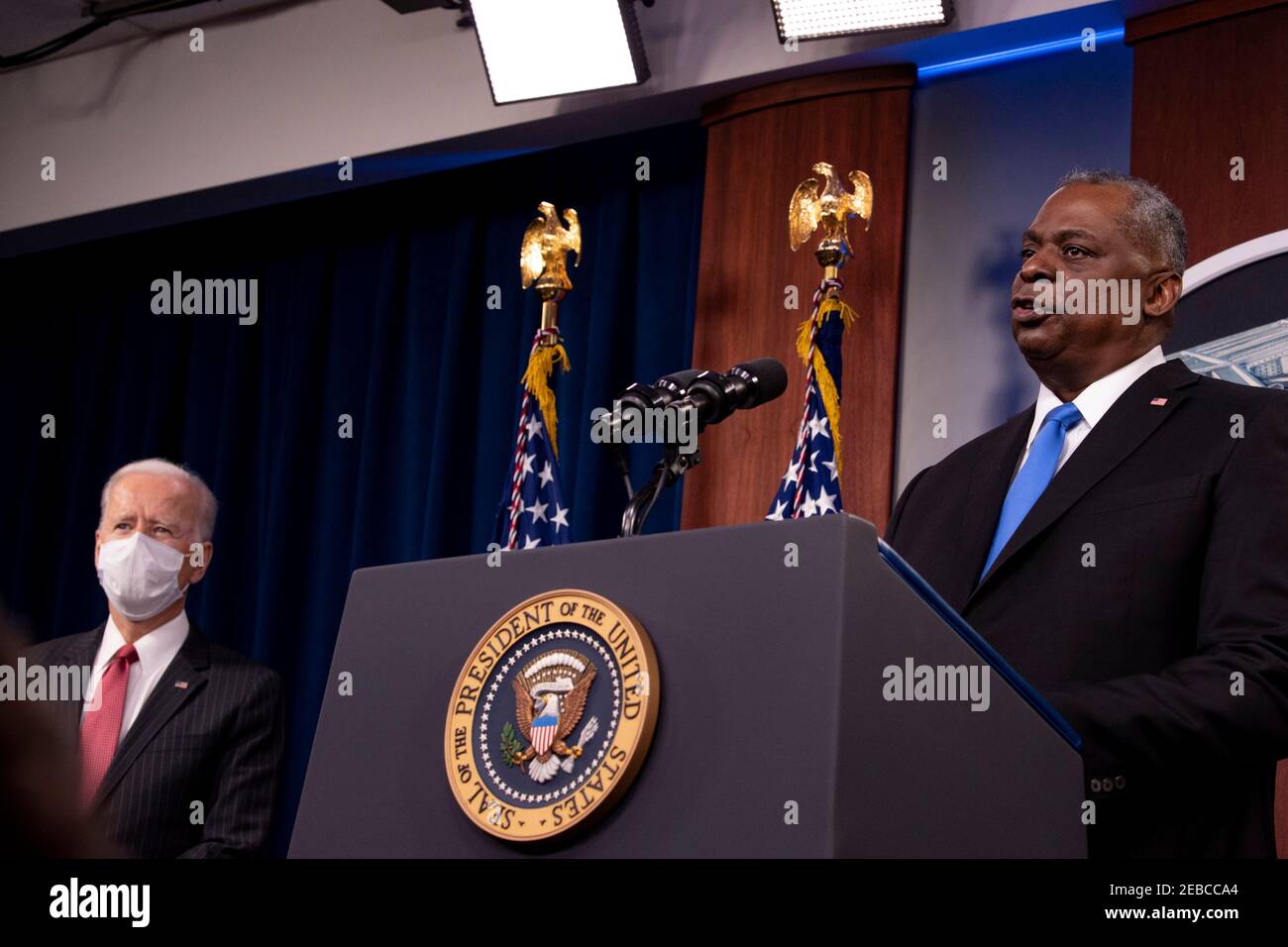 Il Segretario della Difesa degli Stati Uniti Lloyd Austin rilascia osservazioni mentre il presidente Joe Biden guarda sopra, nella stanza di Briefing al Pentagono 10 febbraio 2021 ad Arlington, Virginia. Foto Stock