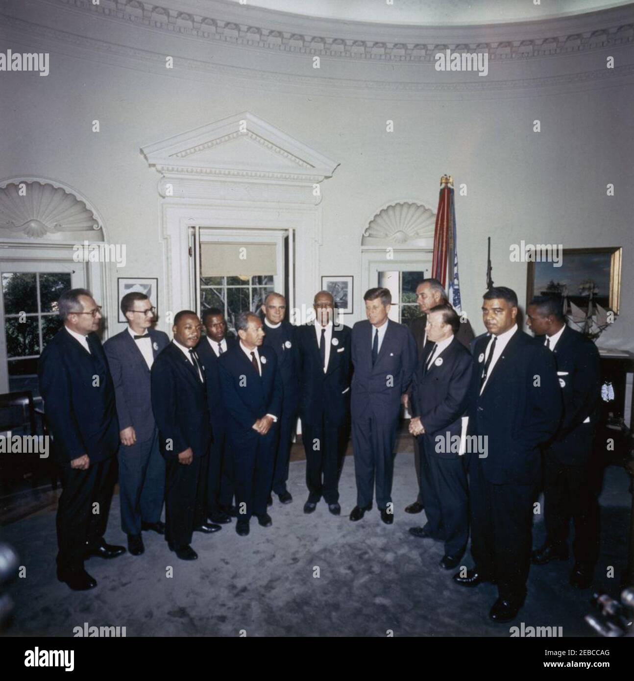 Incontro con i leader di u0022La marcia su Washington per il lavoro e la libertà, u0022 5:00PM. Il Presidente John F. Kennedy e il Vice Presidente Lyndon B. Johnson incontrano gli organizzatori di u0022La marcia su Washington per l'occupazione e la libertà 201d presso l'Ufficio ovale, Casa Bianca, Washington, D.C. sinistra a destra: Segretario del lavoro, Willard Wirtz; Direttore esecutivo della Conferenza Nazionale Cattolica per la Giustizia Interrazziale, Mathew Ahmann; Presidente della Southern Christian Leadership Conference (SCLC), Dr. Martin Luther King, Jr.; rappresentante del Comitato di coordinamento studentesco non violento (SNCC), Foto Stock