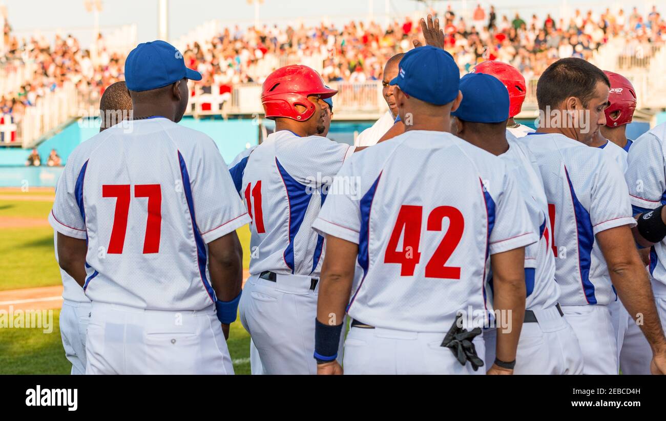 Toronto Panam Baseball 2015-Cuba vs la Repubblica Dominicana il doppio Di Yosvany Alarcon causa una riunione nel tumulo con Adalberto Mendez e tutto il C. Foto Stock