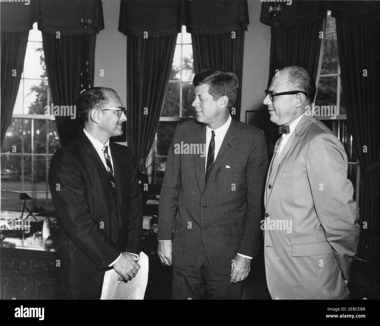 Visita di Theodore Brooks, il Comandante Nazionale dei Veterani della Guerra Ebraica degli Stati Uniti, 12:20. Il presidente John F. Kennedy incontra i rappresentanti dei veterani della guerra ebraica degli Stati Uniti d'America (JWV). (L-R) Theodore Brooks, Comandante Nazionale JWV; Presidente Kennedy; Felix Putterman, Direttore legislativo JWV. Ufficio ovale, Casa Bianca, Washington, D.C. Foto Stock