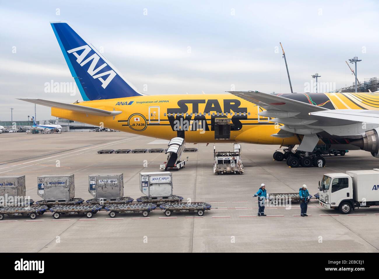 Ana aeromobili con livrea Star Wars e equipaggio di terra con carico all'aeroporto di Haneda, Tokyo, Giappone Foto Stock