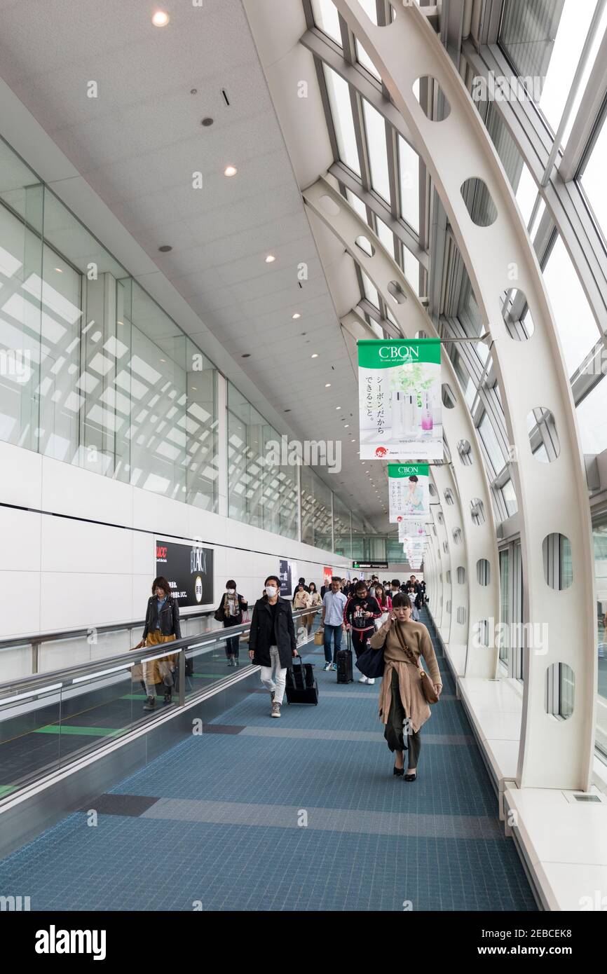 Passeggeri che attraversano l'aeroporto internazionale di Haneda Tokyo, Giappone Foto Stock