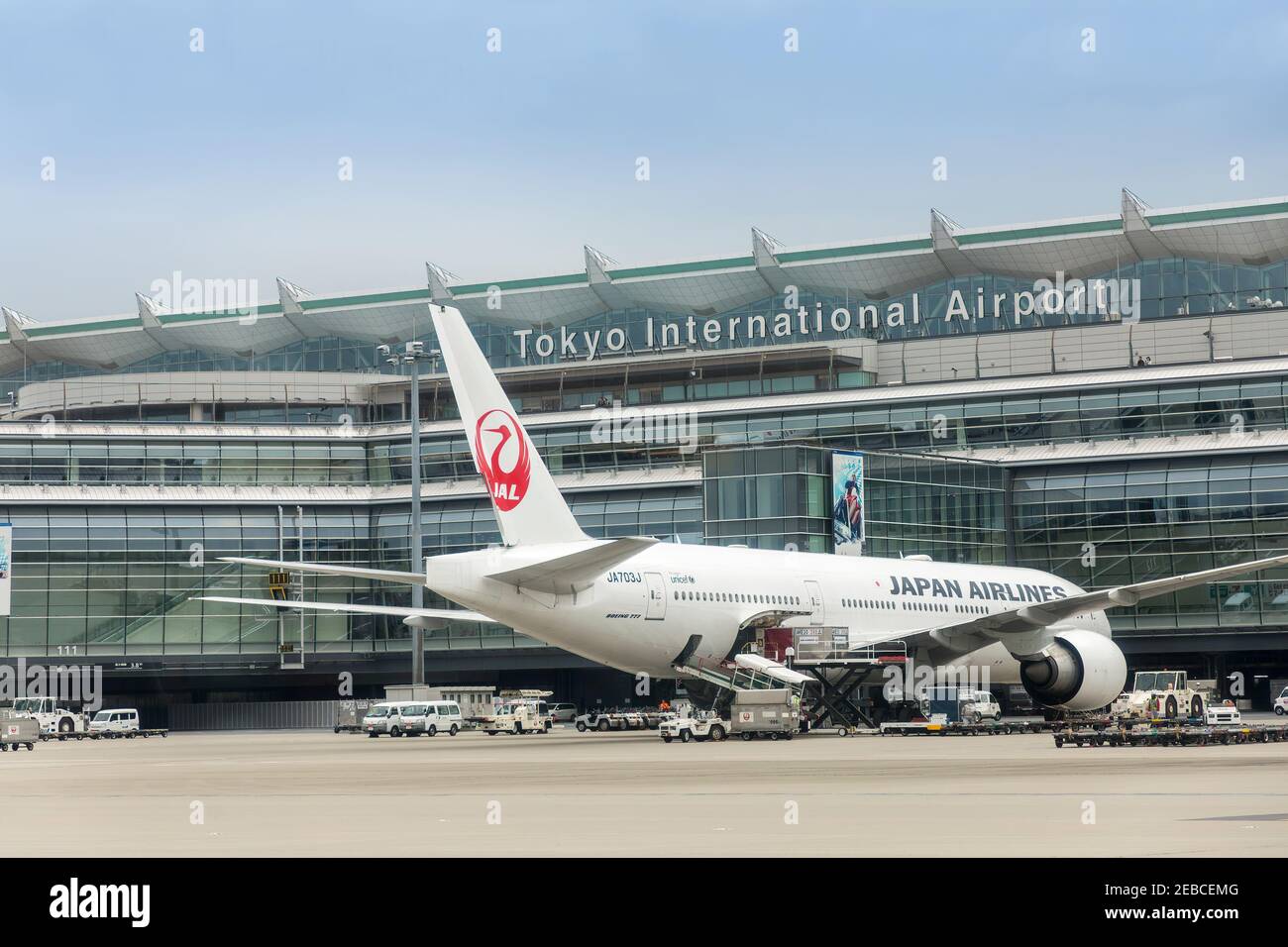 Japan Airlines Boeing 777 presso il terminal dell'aeroporto internazionale di Tokyo, Giappone Foto Stock
