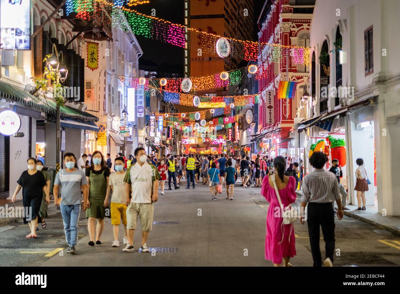 Le persone che indossano il facemask come precauzione contro la diffusione del covid-19 camminare lungo la strada più tranquilla di Chinatown durante la vigilia del Lunar New Year.Singapore è entrato fase 3 il 28 dicembre 2020, consentendo alle persone in gruppi di 8 di incontrarsi per incontri sociali. Foto Stock Le persone che indossano il facemask come precauzione contro la diffusione del covid-19 camminare lungo la strada più tranquilla di Chinatown durante la vigilia del Lunar New Year.Singapore è entrato fase 3 il 28 dicembre 2020, consentendo alle persone in gruppi di 8 di incontrarsi per incontri sociali. Foto Stock