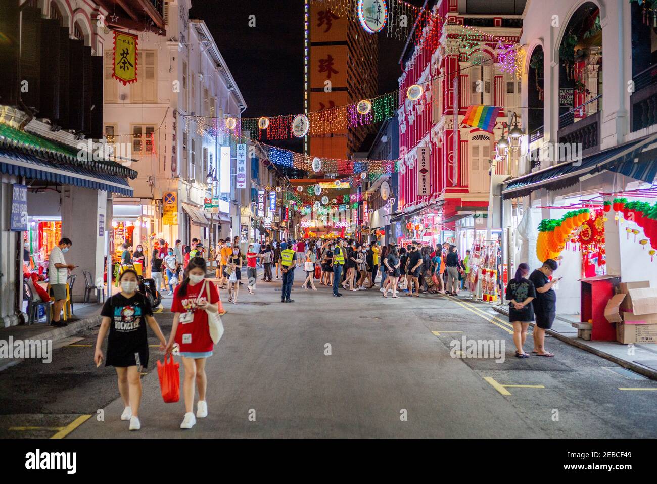 Le persone che indossano facemask come precauzione contro la diffusione di covid-19 camminare lungo la strada a Chinatown durante la vigilia del Lunar New Year.Singapore è entrato fase 3 il 28 dicembre 2020, consentendo alle persone in gruppi di 8 di incontrarsi per incontri sociali. Foto Stock Le persone che indossano facemask come precauzione contro la diffusione di covid-19 camminare lungo la strada a Chinatown durante la vigilia del Lunar New Year.Singapore è entrato fase 3 il 28 dicembre 2020, consentendo alle persone in gruppi di 8 di incontrarsi per incontri sociali. Foto Stock