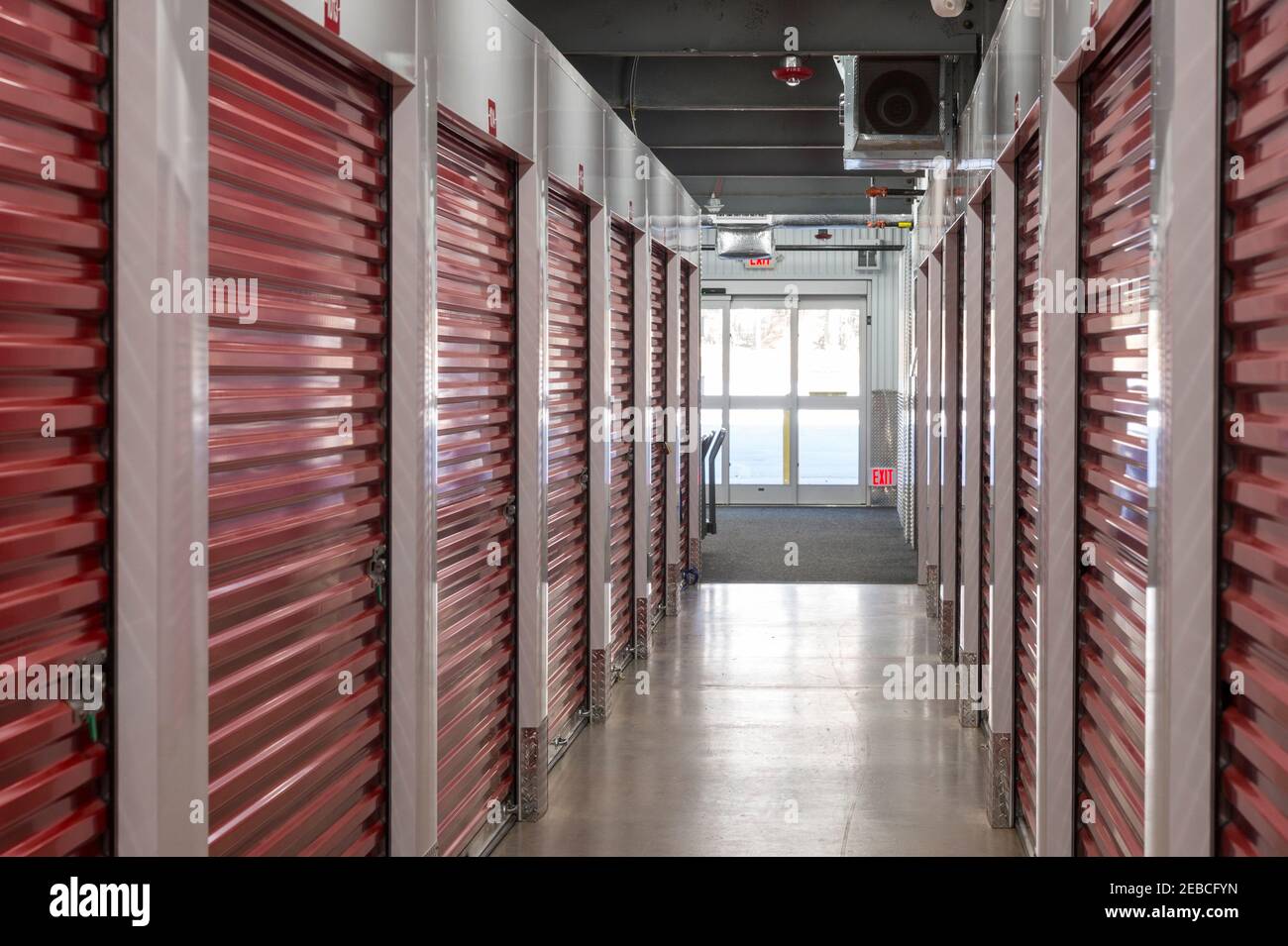 Interno vuoto di Self Storage con porte rosse Foto Stock