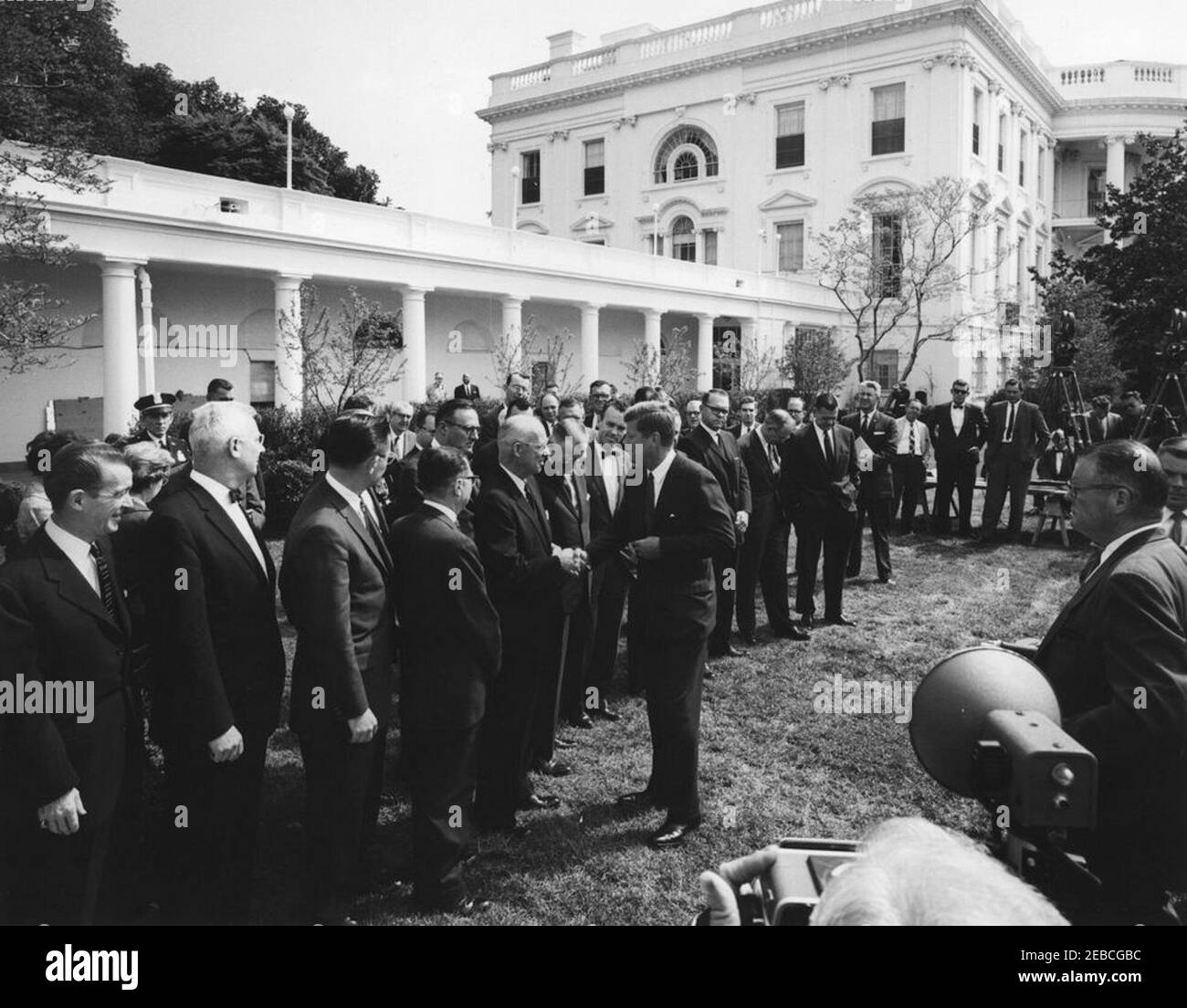 Visita dei membri del Comitato del Commercio per l'Alleanza per il progresso, 10:37. Il presidente John F. Kennedy saluta i membri non identificati del Comitato per il Commercio dell'Alleanza per il progresso. Rose Garden, Casa Bianca, Washington, D.C. Foto Stock