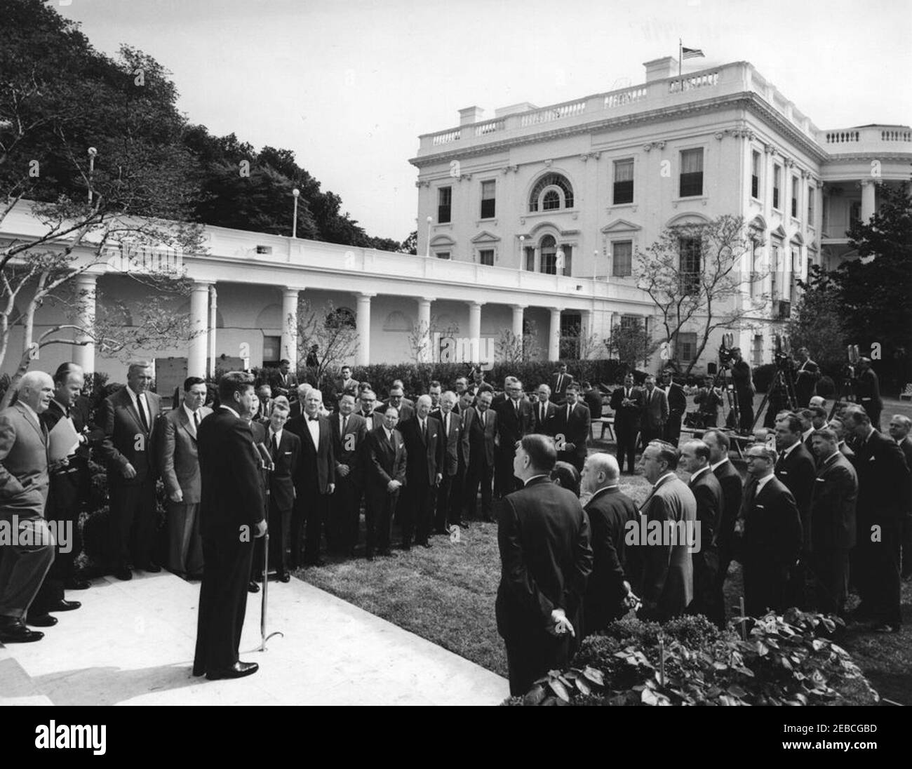 Visita dei membri del Comitato del Commercio per l'Alleanza per il progresso, 10:37. Il presidente John F. Kennedy parla ai membri del Comitato per il Commercio dell'Alleanza per il progresso. A sinistra del presidente ci sono il Segretario del Commercio Luther Hodges; J. Peter Grace, Presidente del Comitato del Commercio; Chester Bowles, Consigliere del Presidente degli Affari africani, asiatici e latinoamericani. Rose Garden, Casa Bianca, Washington, D.C. Foto Stock