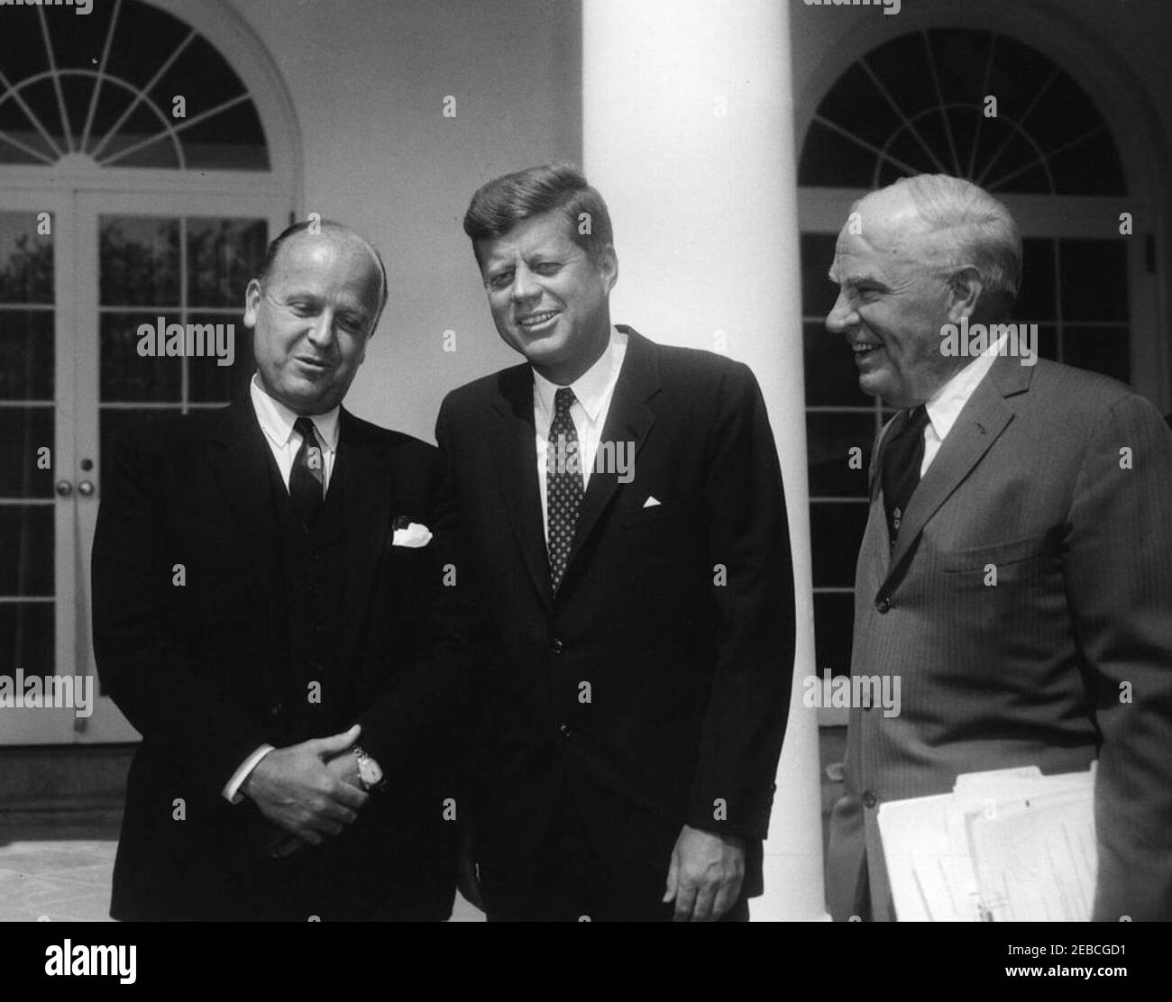 Visita dei membri del Comitato del Commercio per l'Alleanza per il progresso, 10:37. Il presidente John F. Kennedy parla con i funzionari del Comitato per il Commercio dell'Alleanza per il progresso. Da sinistra a destra: J. Peter Grace, presidente del Comitato del Commercio; presidente Kennedy; segretario del Commercio Luther Hodges. Rose Garden, Casa Bianca, Washington, D.C. Foto Stock