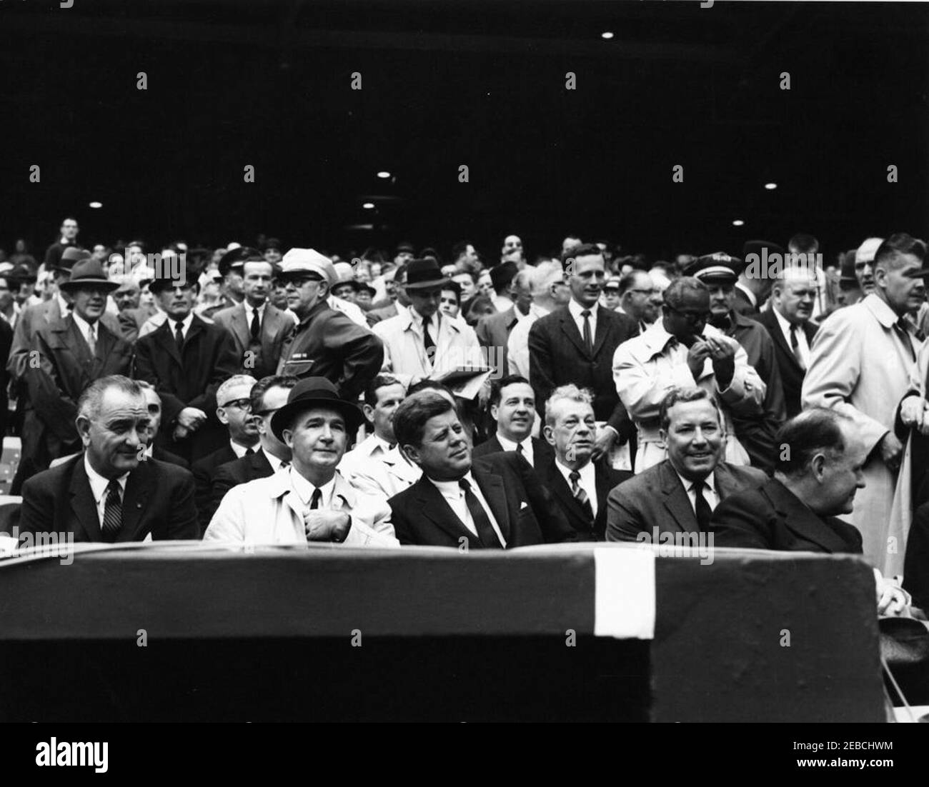 Giorno di apertura al D.C. Stadium, stagione di baseball 1962, 14:00. Il presidente John F. Kennedy guarda la partita di apertura della stagione di baseball 1962. Prima fila (L-R) Vice Presidente Lyndon B. Johnson; Assistente speciale al Presidente Dave Powers; Presidente Kennedy; Generale Elwood u201cPeteu201d Quesada, proprietario maggioritario dei senatori di Washington; Segretario del Tesoro C. Douglas Dillon. Tra le persone dietro il presidente figurano: Segretario della Sanità, Istruzione e benessere Abraham Ribicoff; Segretario del lavoro Arthur J. Goldberg; Assistente speciale al presidente Lawrence u201cLarryu201d Ou2019Brien; Sp Foto Stock