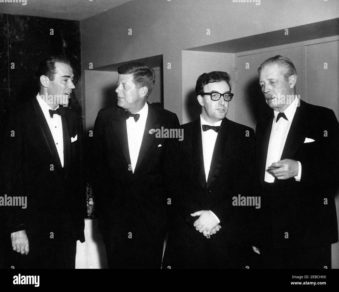 White House Correspellers e News Photographers cena, 19:15. Il presidente John F. Kennedy si esibisce al White House Corresidents e al News Photographers Dinner. (L-R) attore Elliot Reid; presidente Kennedy; attore Peter Sellers; primo ministro Macmillan. Garden Foyer, Sheraton Park Hotel, Washington, D.C. Foto Stock